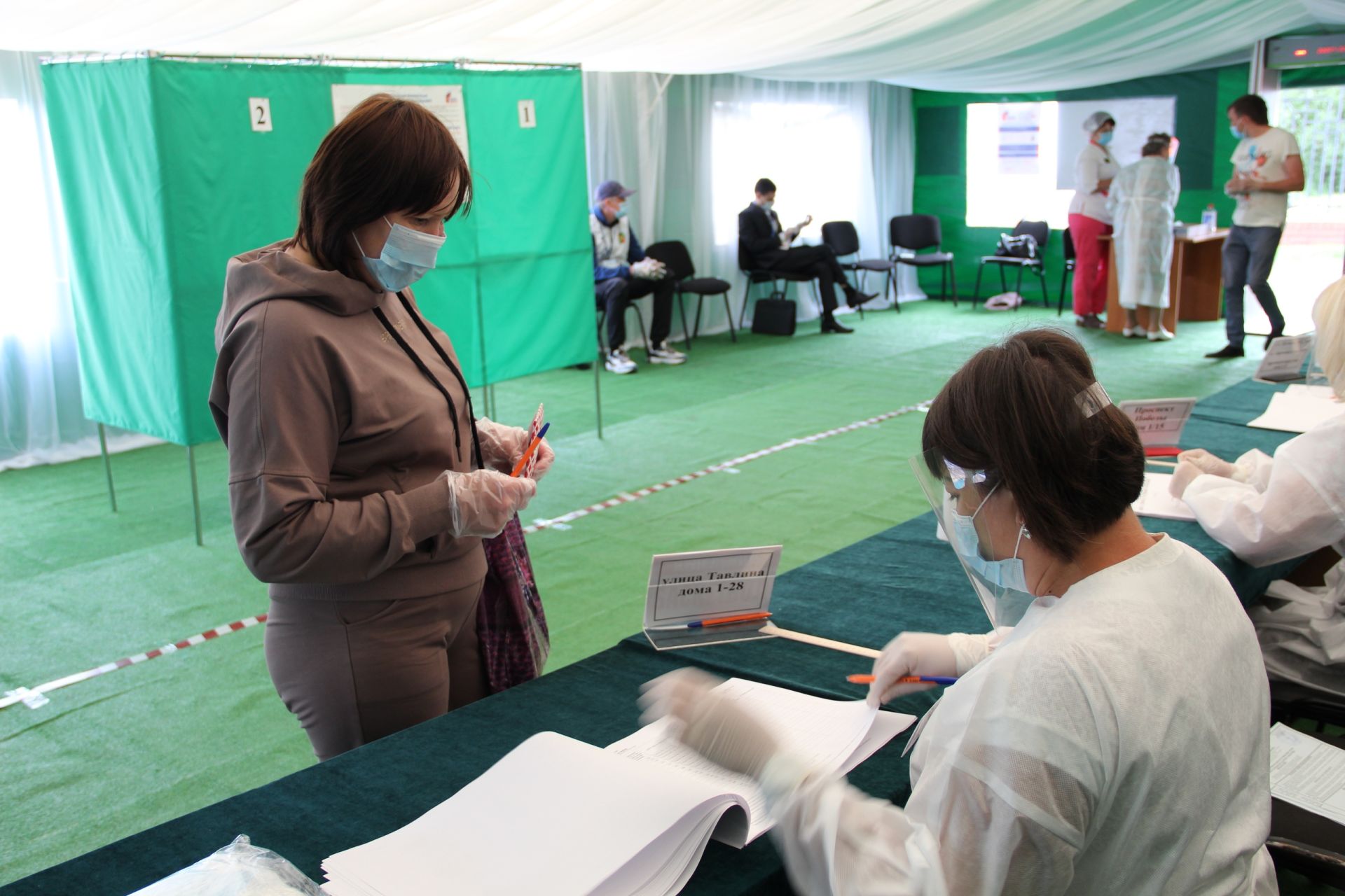 В Заинске один из участков для голосования организован в шатре