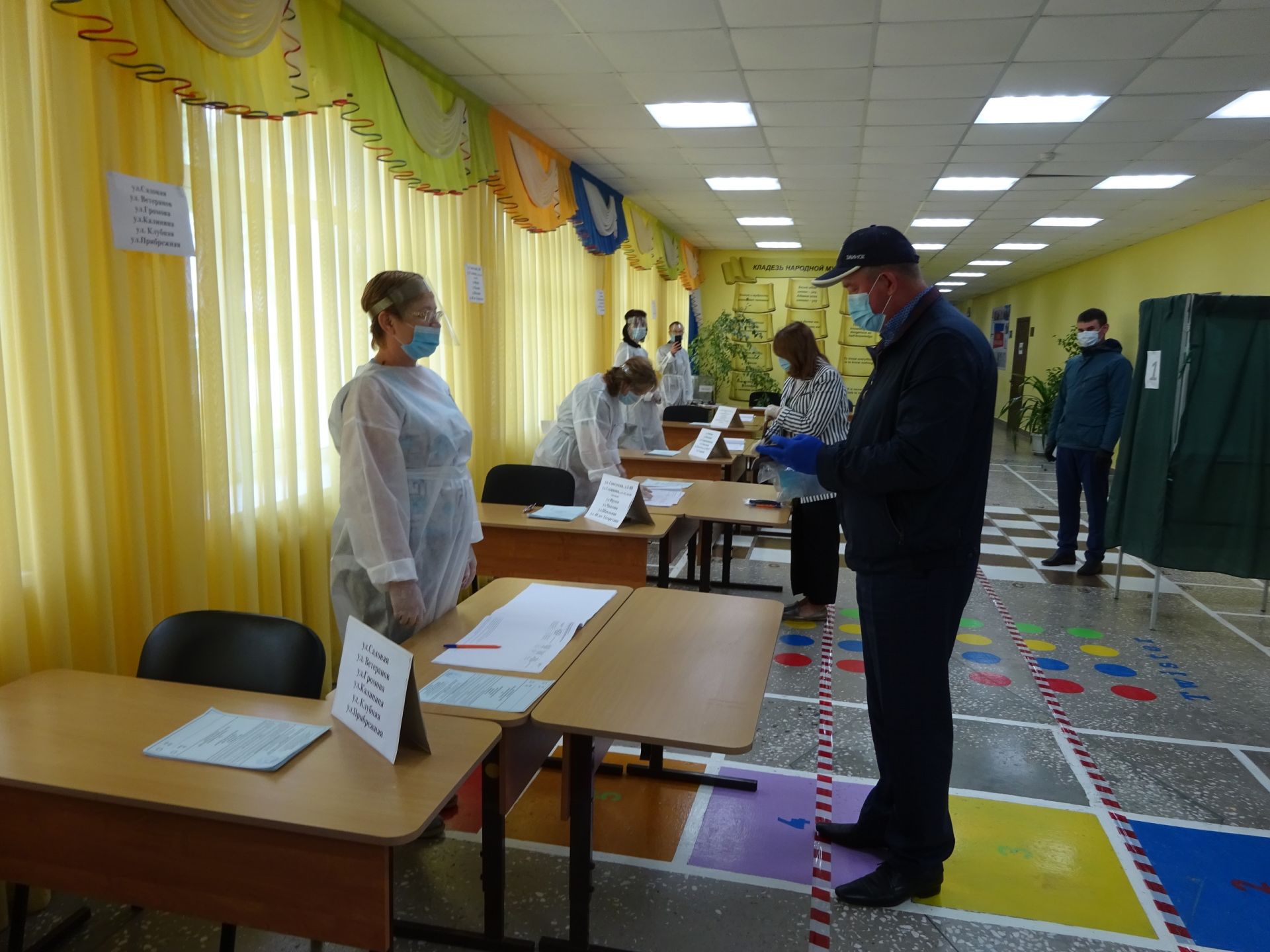 Глава Заинского района принял участие в голосовании по внесению поправок в Конституцию