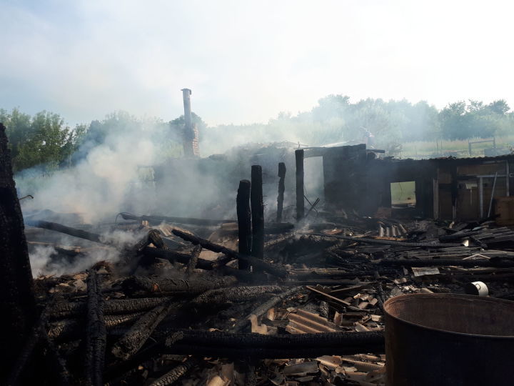 В Заинском районе пожар полностью уничтожил несколько надворных построек