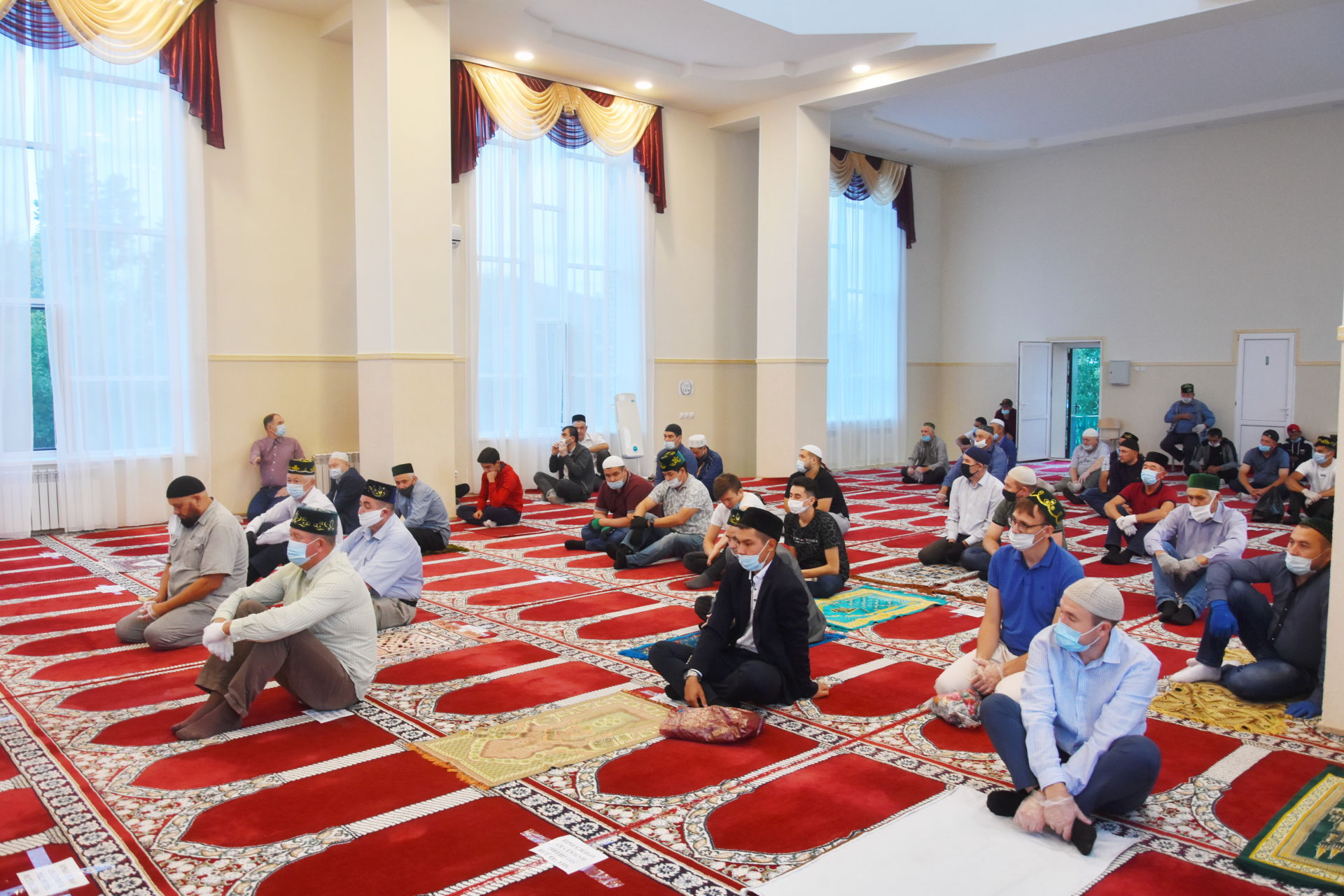 В центральной городской мечети Заинска прошла праздничная молитва в честь праздника Курбан-байрам