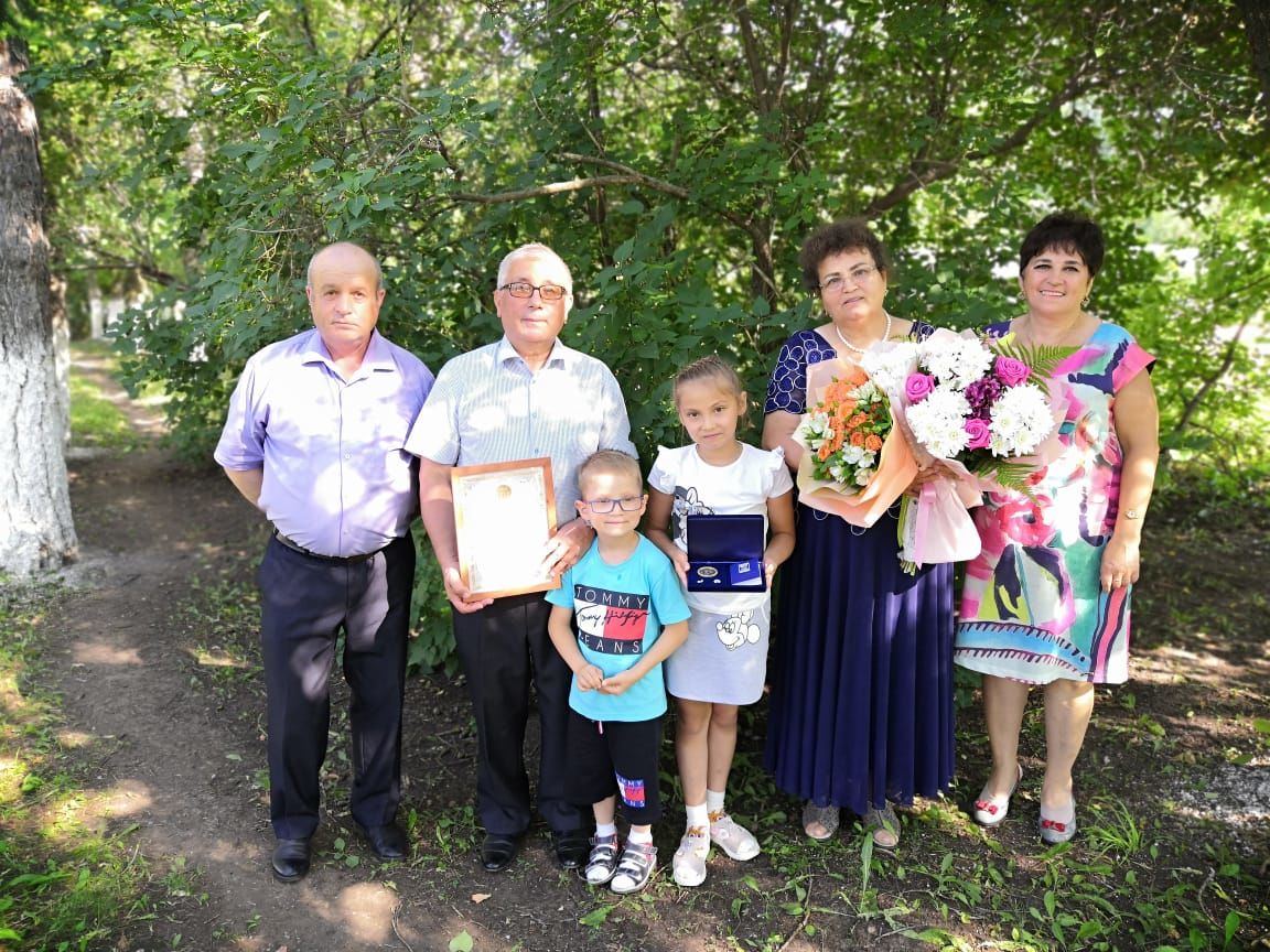 Заинской семье Московых вручили медаль "За любовь и верность"
