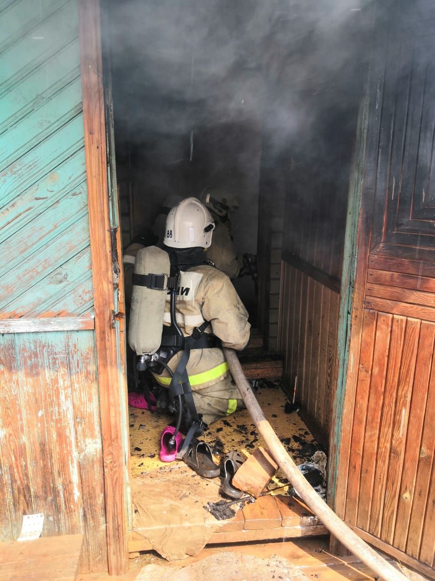 В Заинске произошел пожар в одном из частных домов