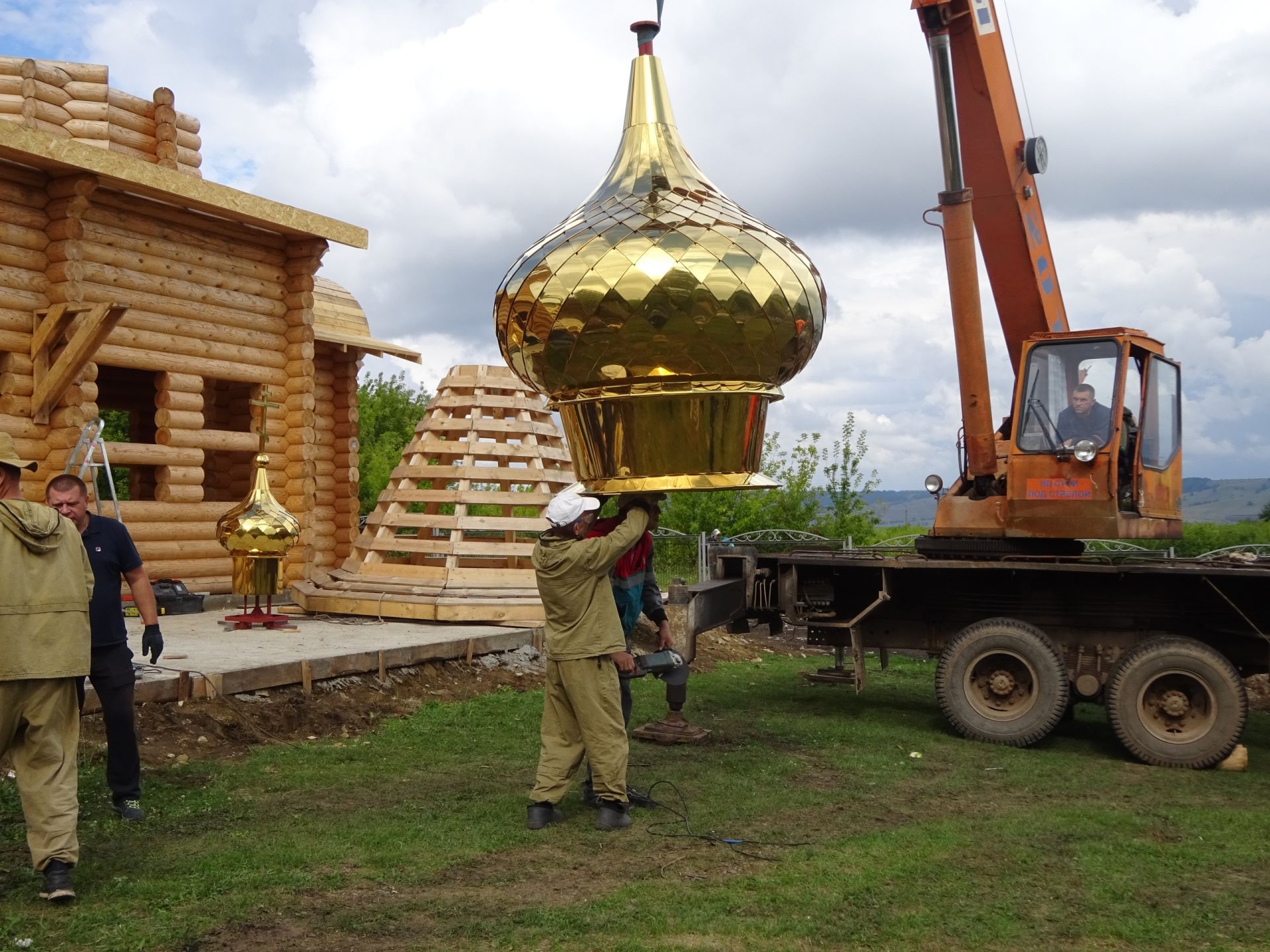 В заинском селе освятили купола для строящейся церкви