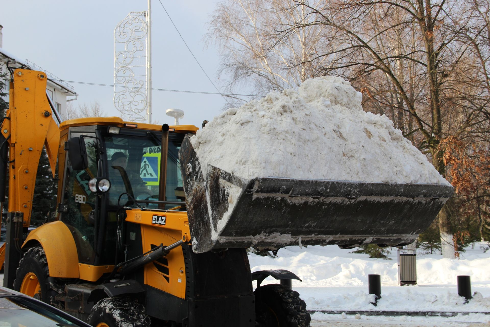 Заинские коммунальщики вышли на борьбу со снегом