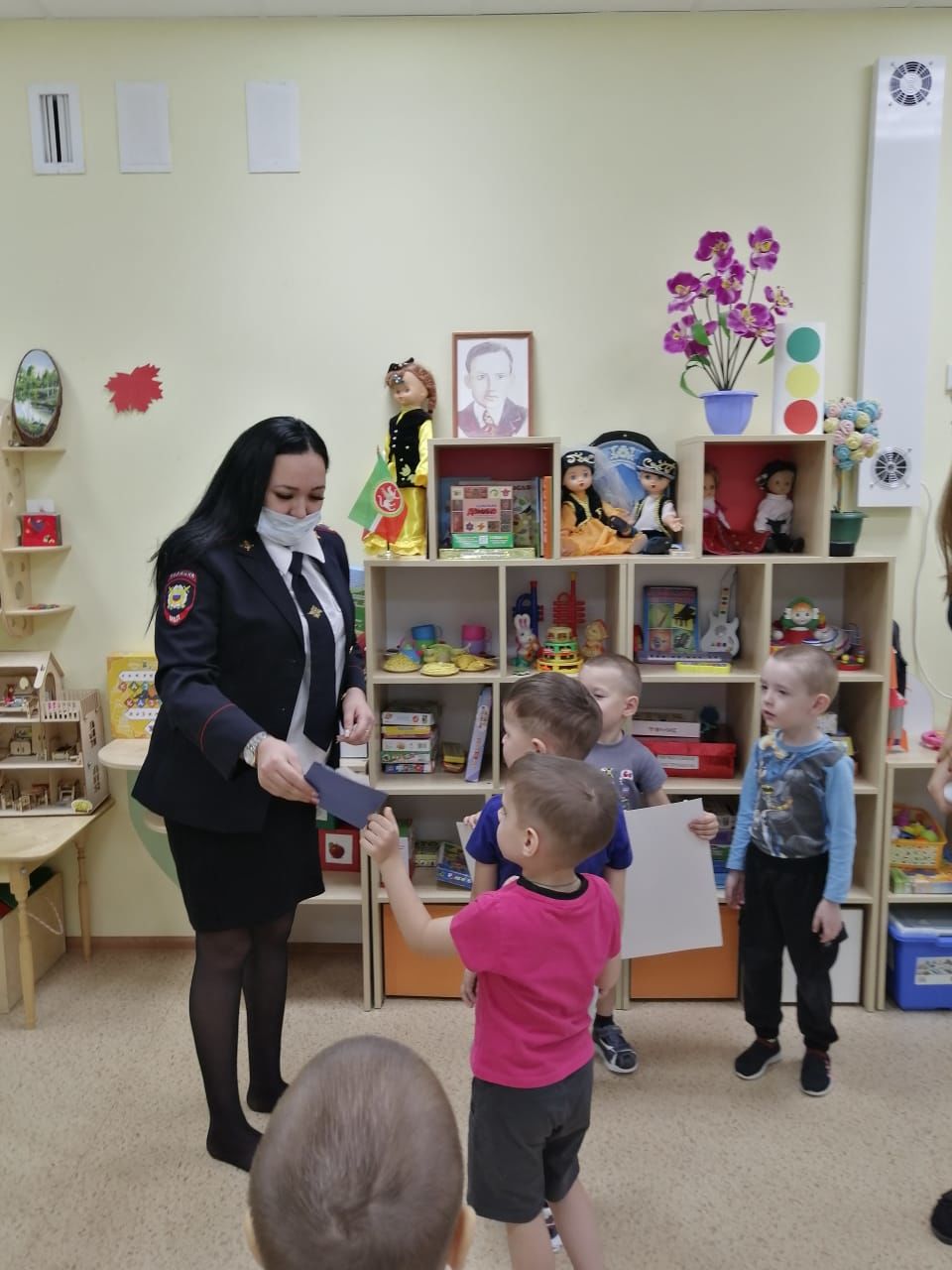 Воспитанники детского сада "Алтынчеч" встретились с сотрудником полиции