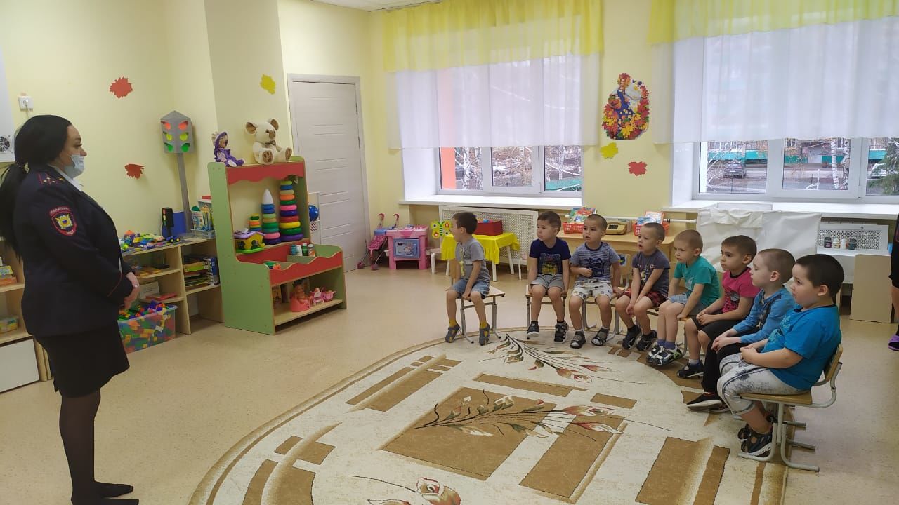 Воспитанники детского сада "Алтынчеч" встретились с сотрудником полиции