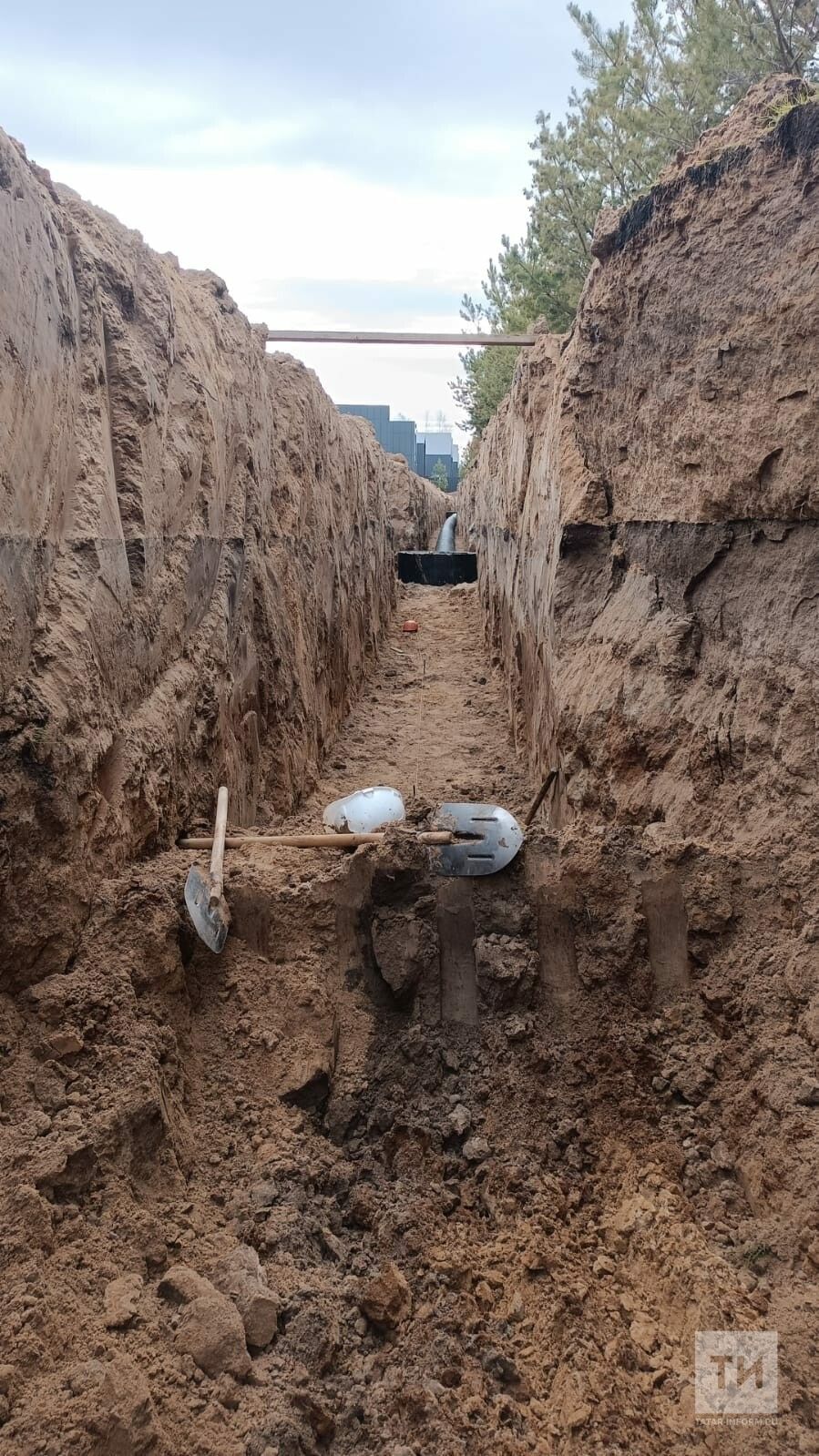 В Татарстане подростка и мужчину насмерть засыпало землей во время прокладки траншеи