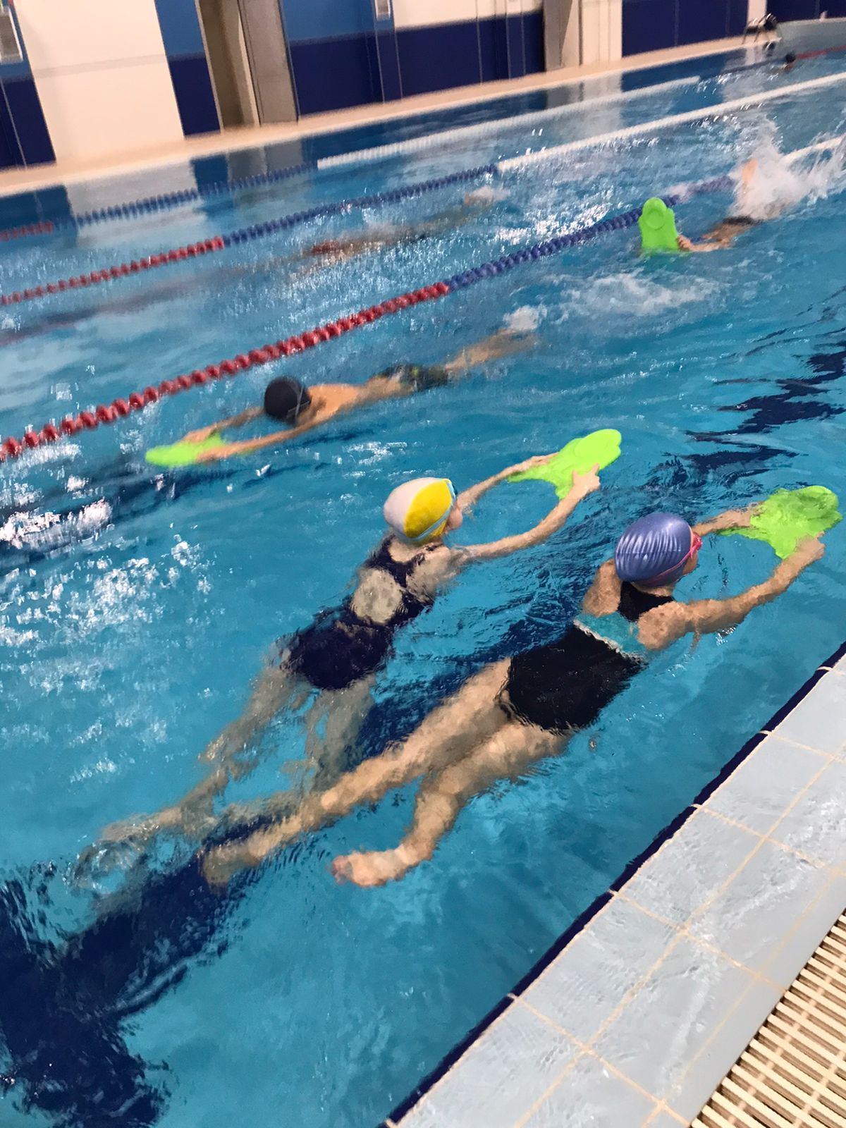 Во время осенних каникул заинских школьников учили плавать