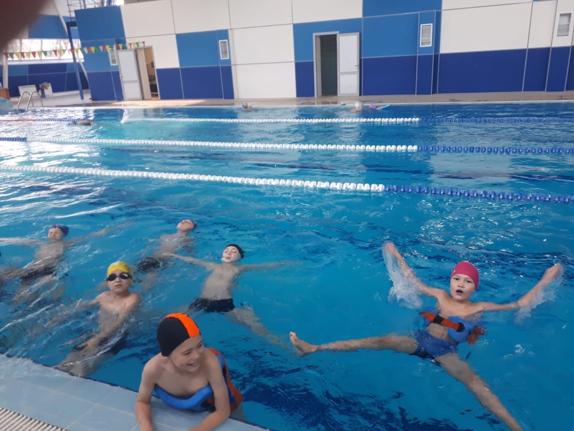 Во время осенних каникул заинских школьников учили плавать