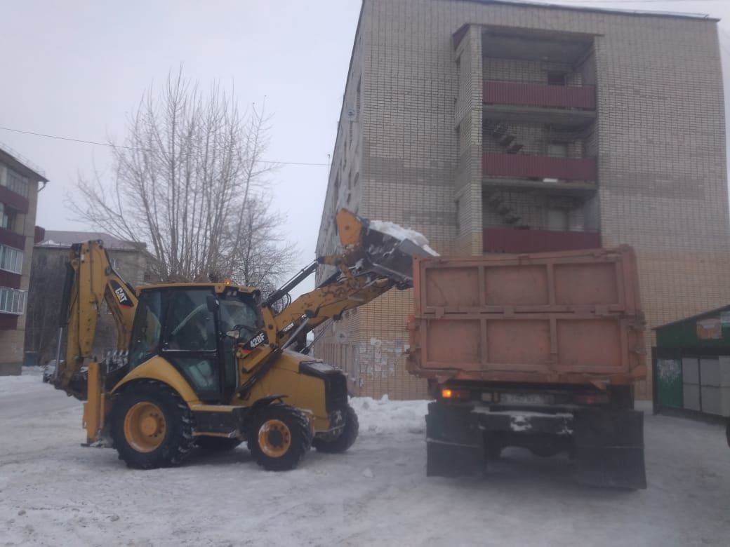 В Заинске продолжаются работы по уборке снега