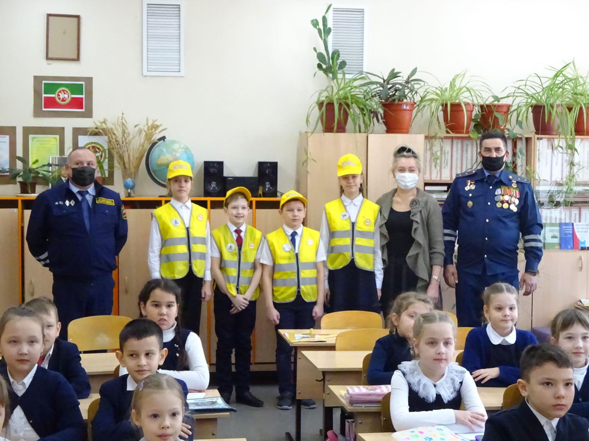 Заинские школьники поздравили ветерана ГИБДД с Днем защитника отечества