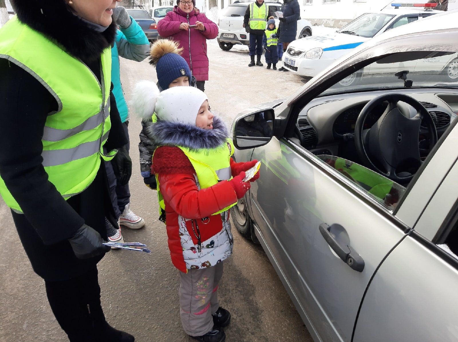 Заинских водителей попросили остановиться напротив детского сада