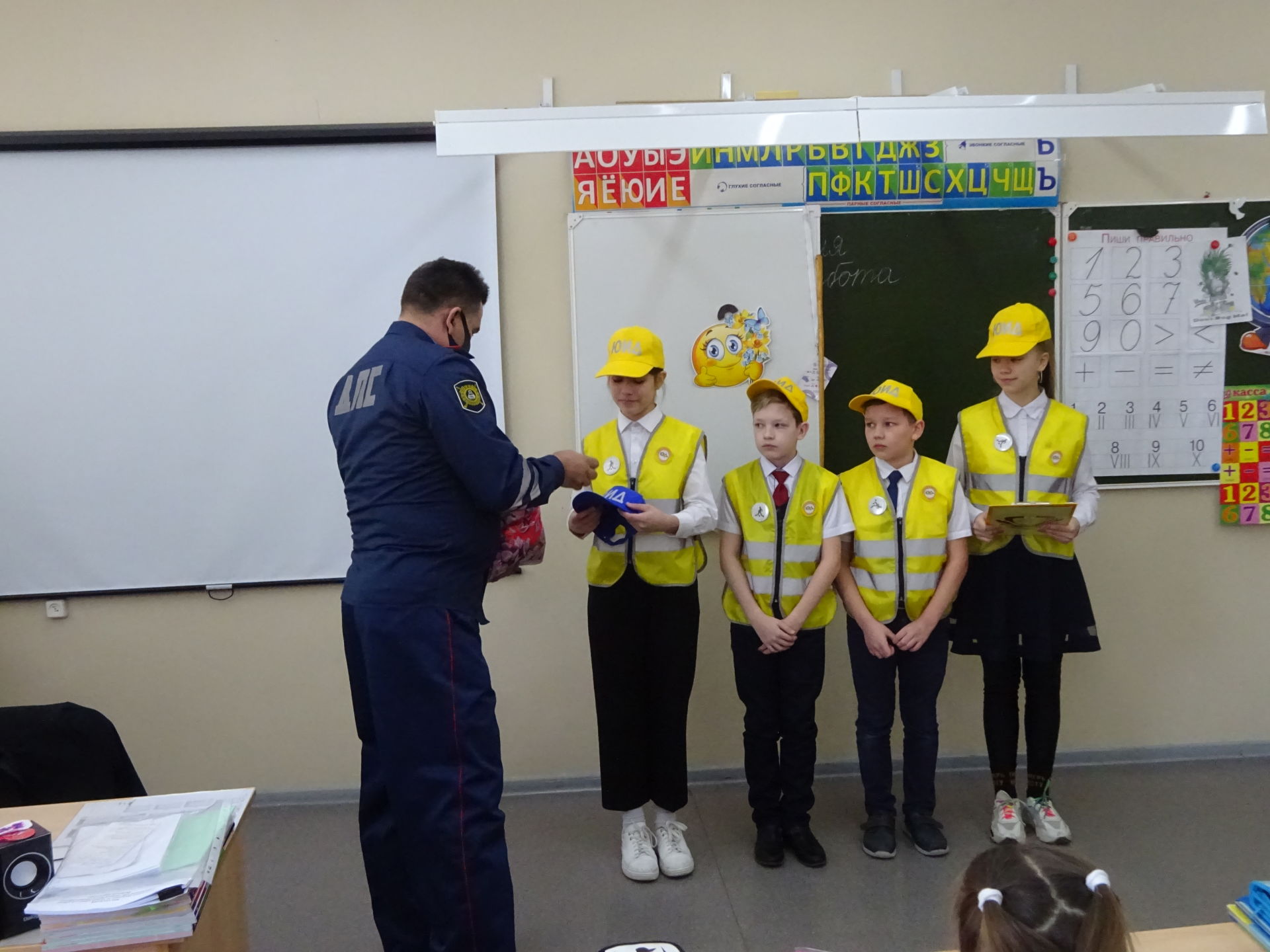 Заинские школьники поздравили ветерана ГИБДД с Днем защитника отечества