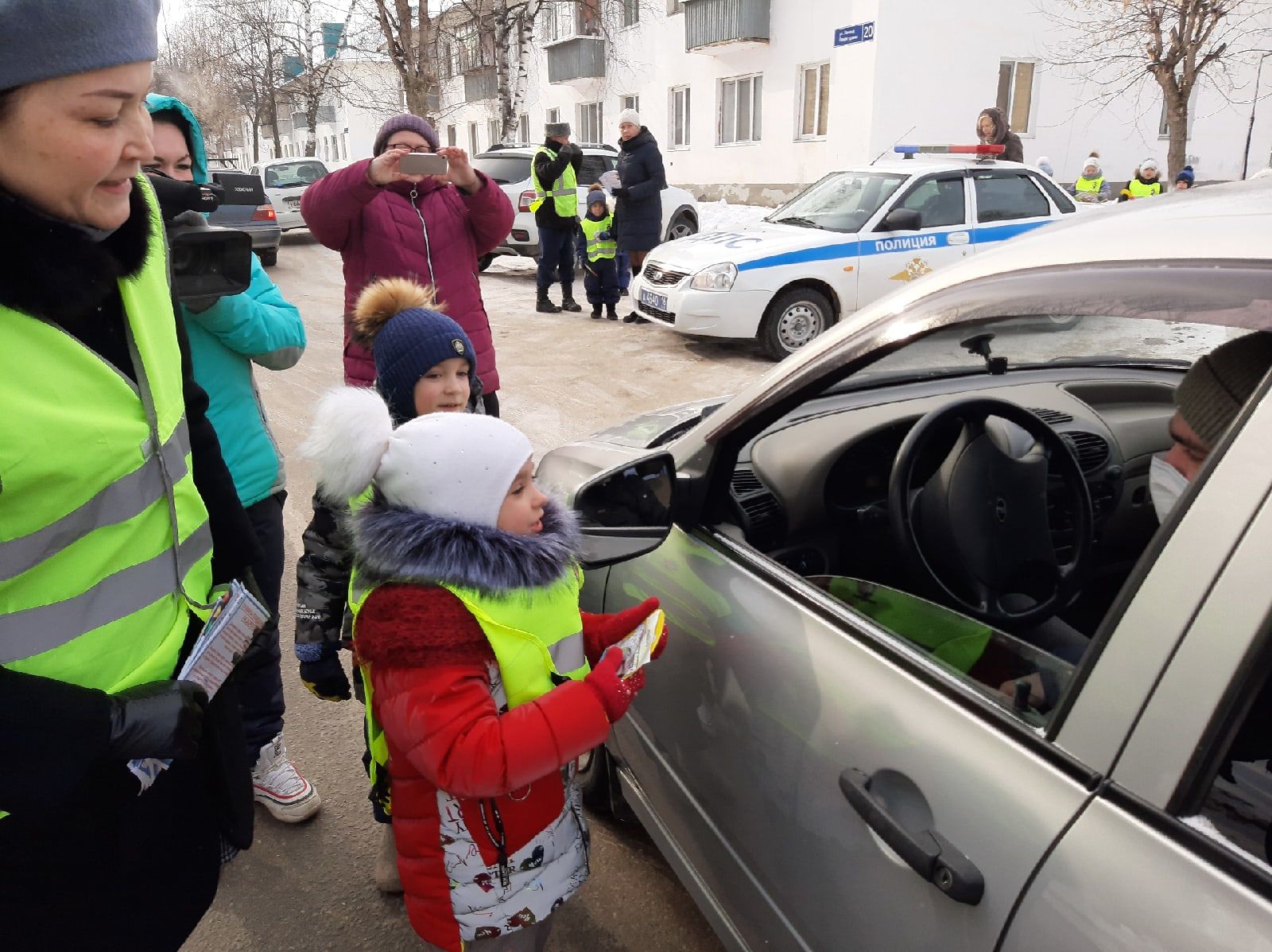 Заинских водителей попросили остановиться напротив детского сада