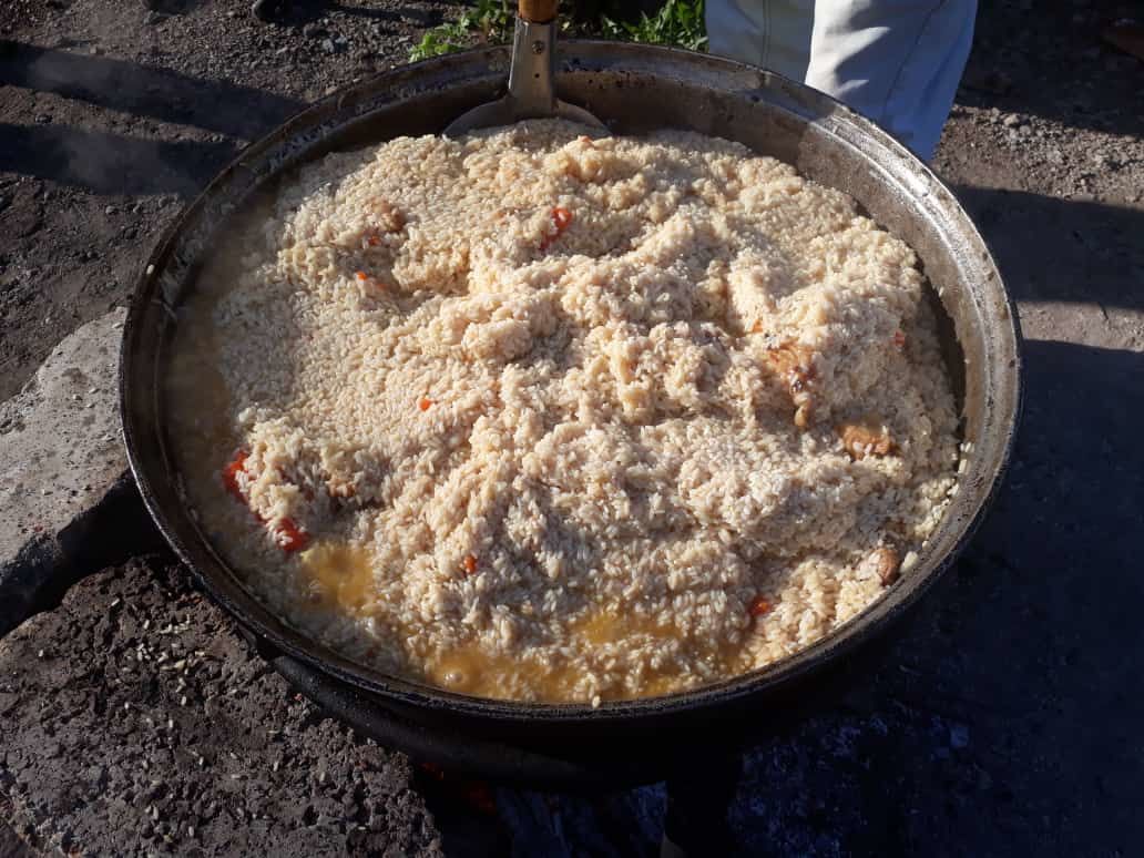 12 кг мяса и 18 кг риса: в Заинске мусульман угостили пловом в честь Ураза-байрам