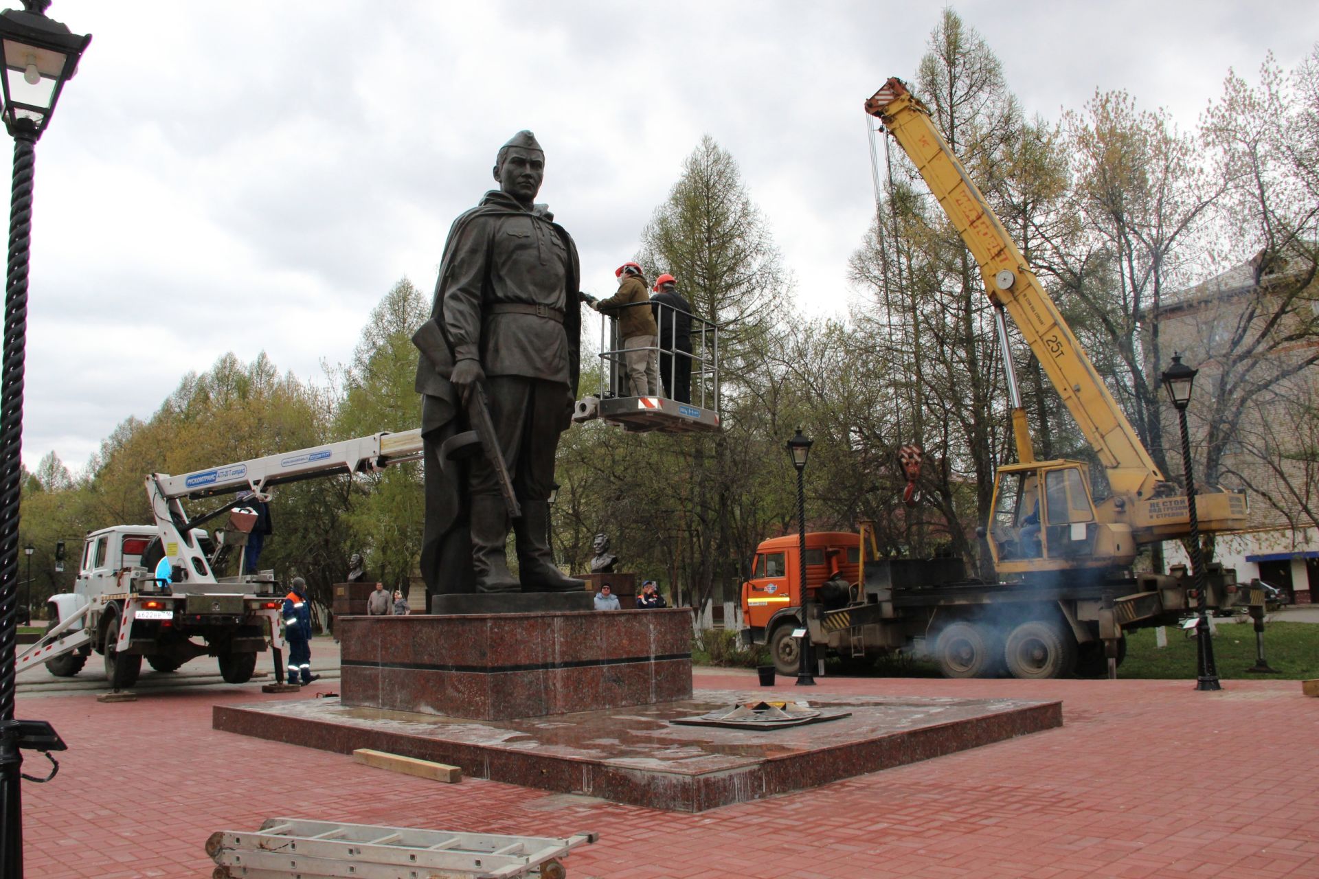 В Заинске установили обновленный памятник Воину-освободителю