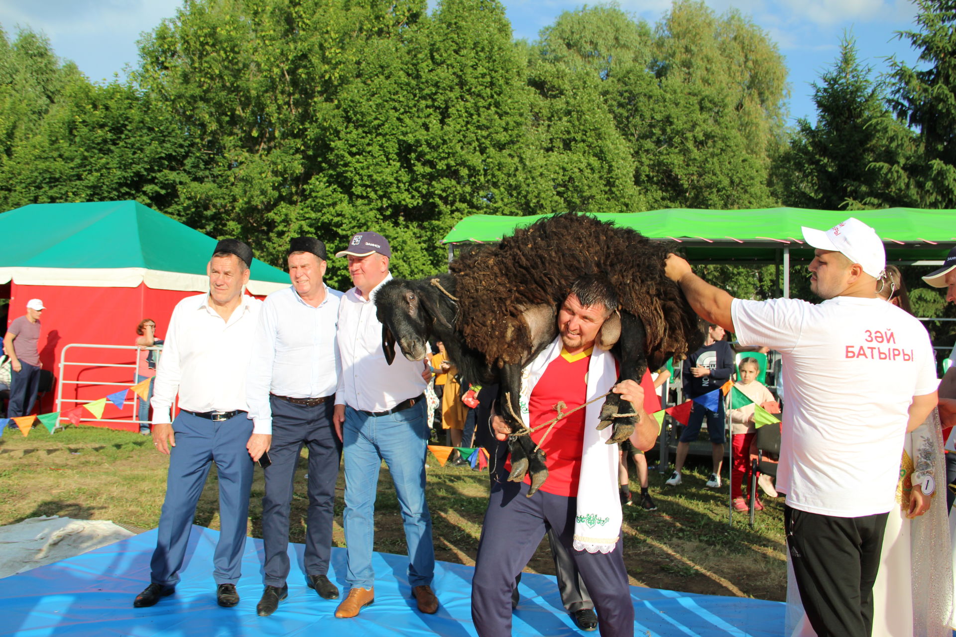 Абсолютный батыр Сабантуя унёс на себе барана весом 128 кг