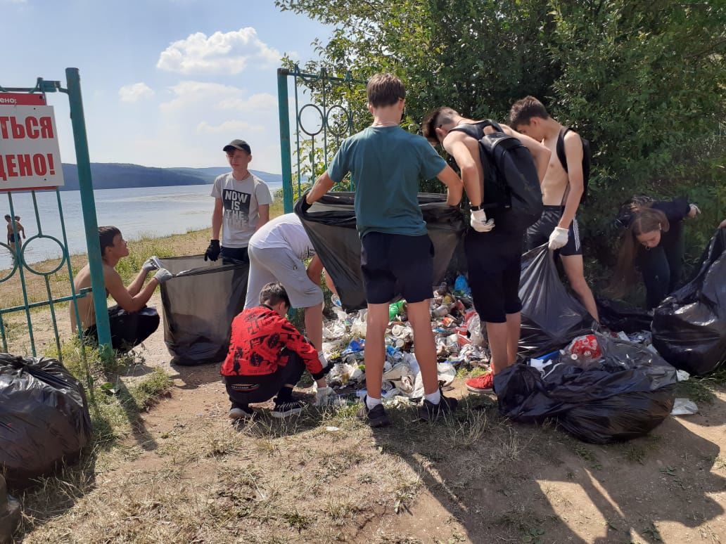 48 мешков мусора молодые заинцы собрали на берегу реки Зай