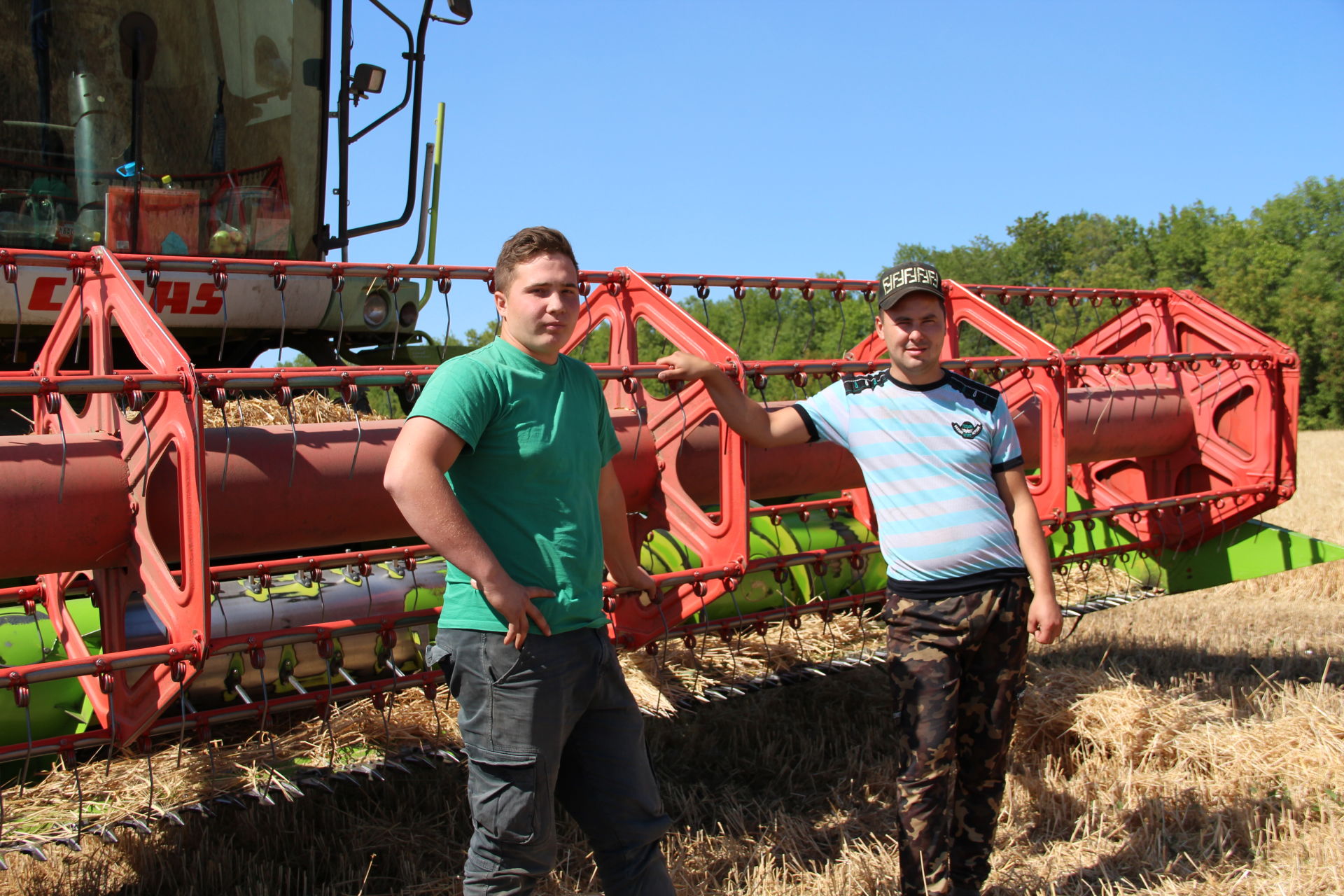 Студент аграрного университета вместе с отцом убирает урожай с заинских полей