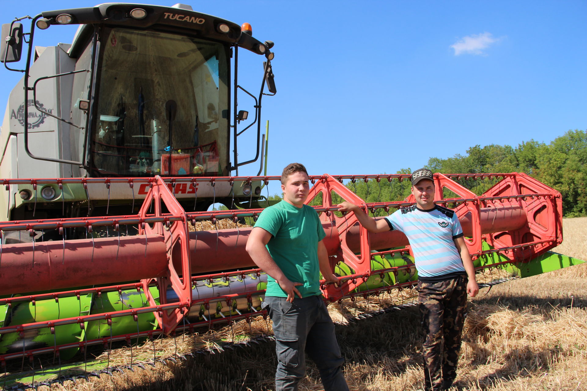 Студент аграрного университета вместе с отцом убирает урожай с заинских полей