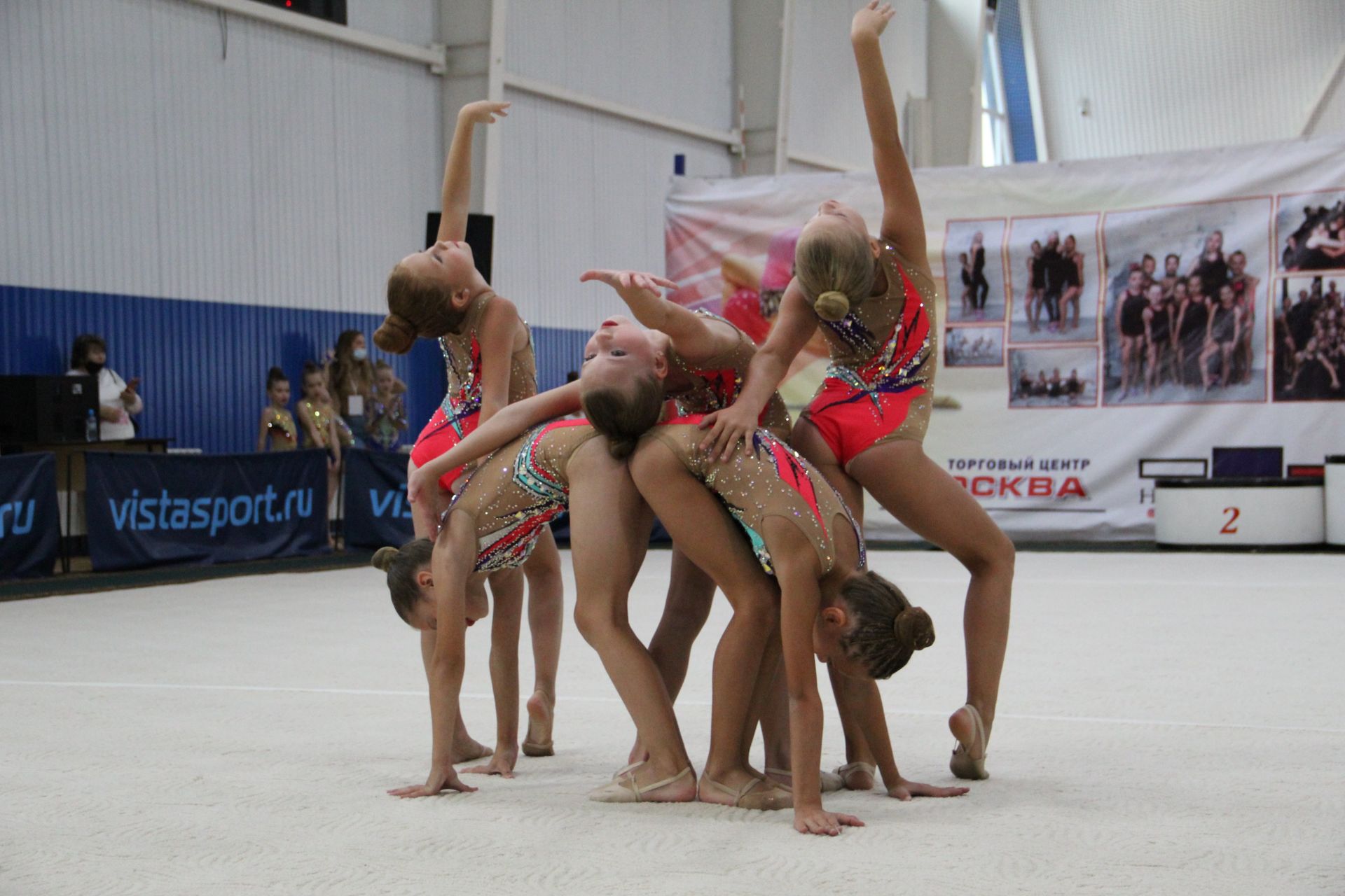 Юные гимнастки ведут борьбу за победу в Заинске