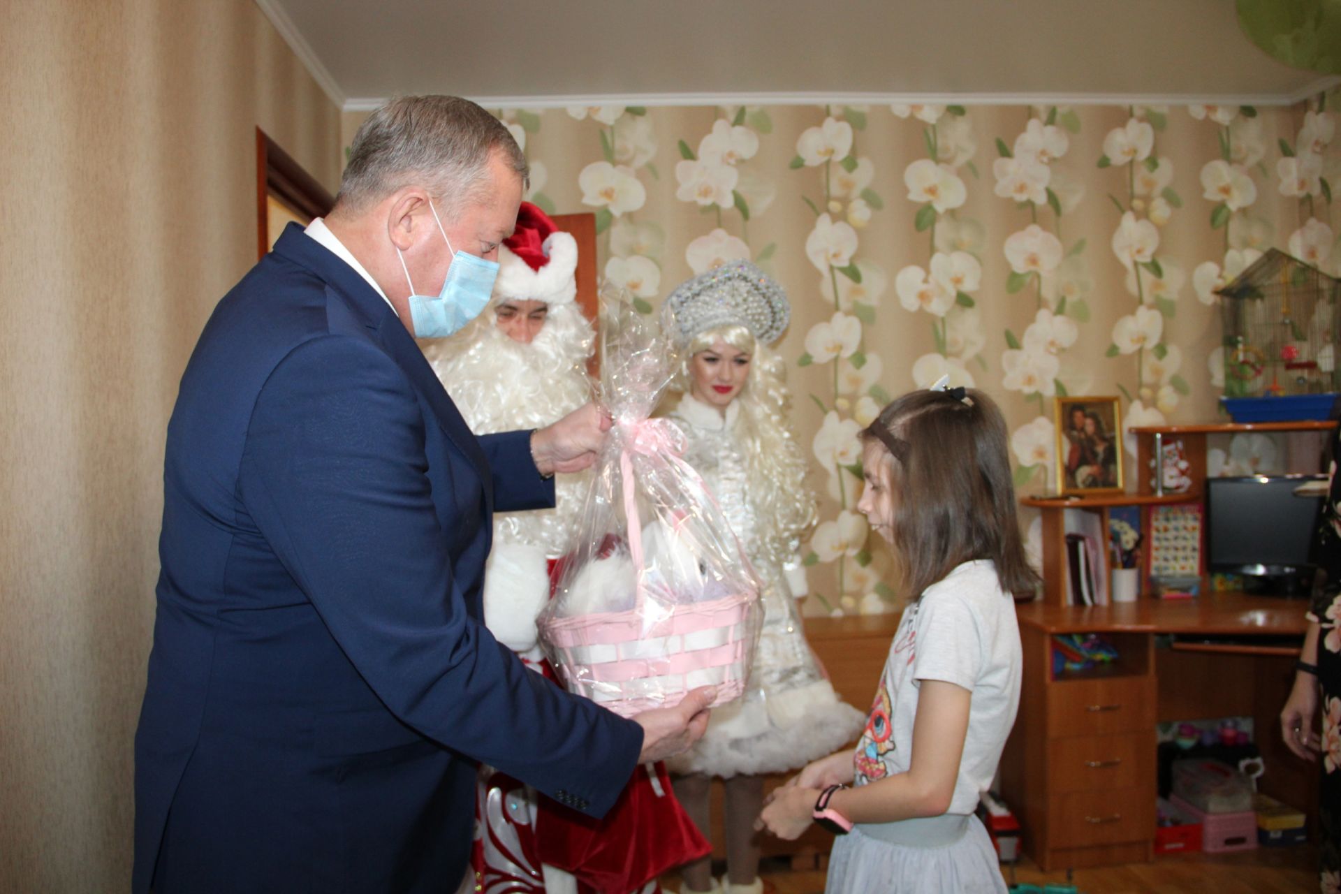 Елка желаний: глава Заинского района Разиф Каримов исполнил новогоднее желание Виолетты Байрашевой