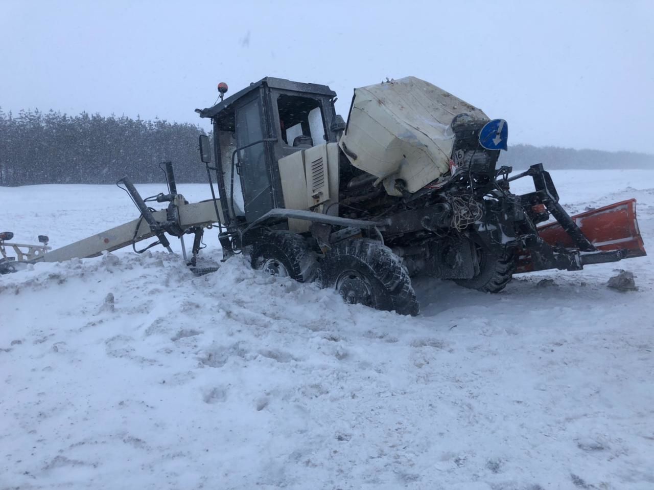 На трассе в Татарстане произошла авария с участием автобуса и снегоуборочной машины