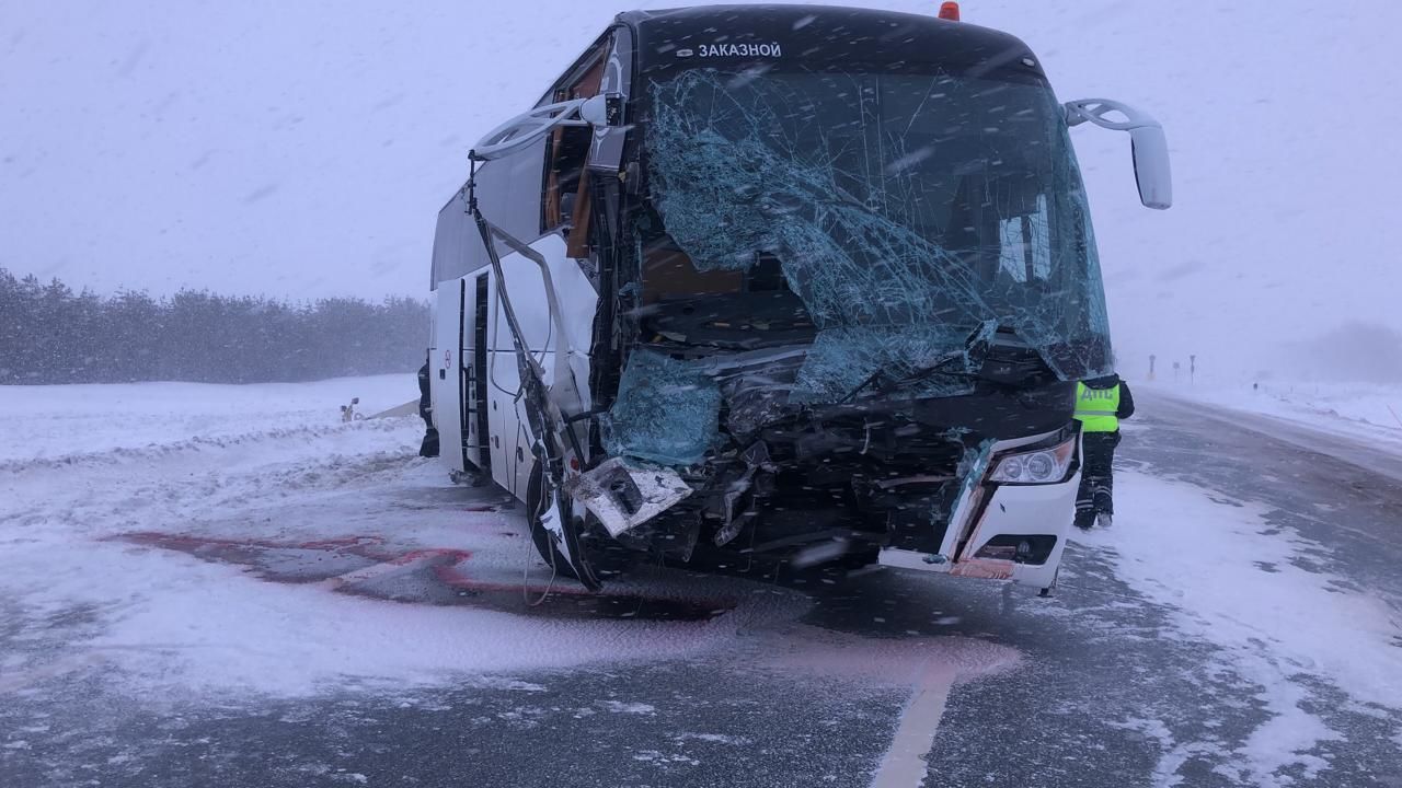 На трассе в Татарстане произошла авария с участием автобуса и снегоуборочной машины
