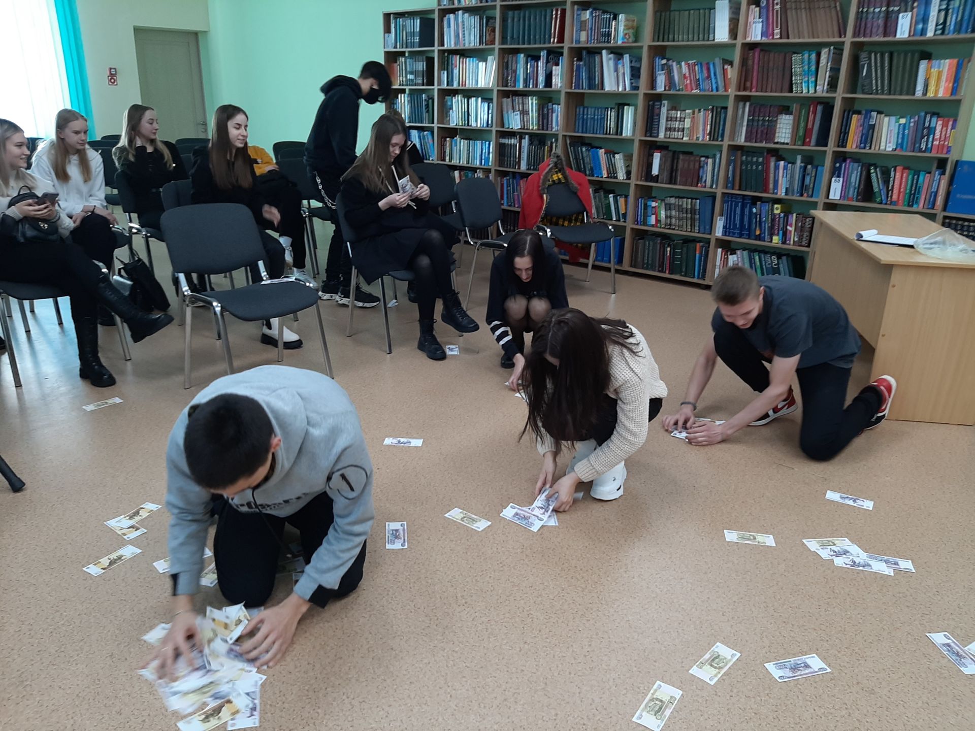 В заинской библиотеке для студентов организовали конкурсно-развлекательную программу