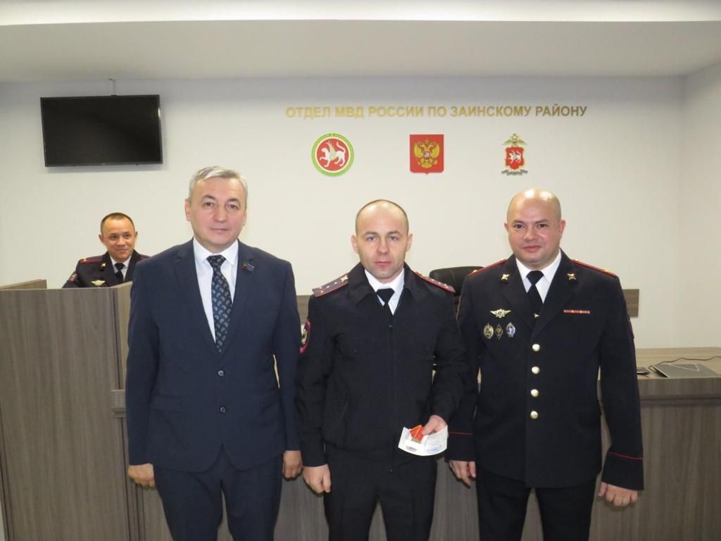Полицейские Заинска получили награды в свой профессиональный праздник