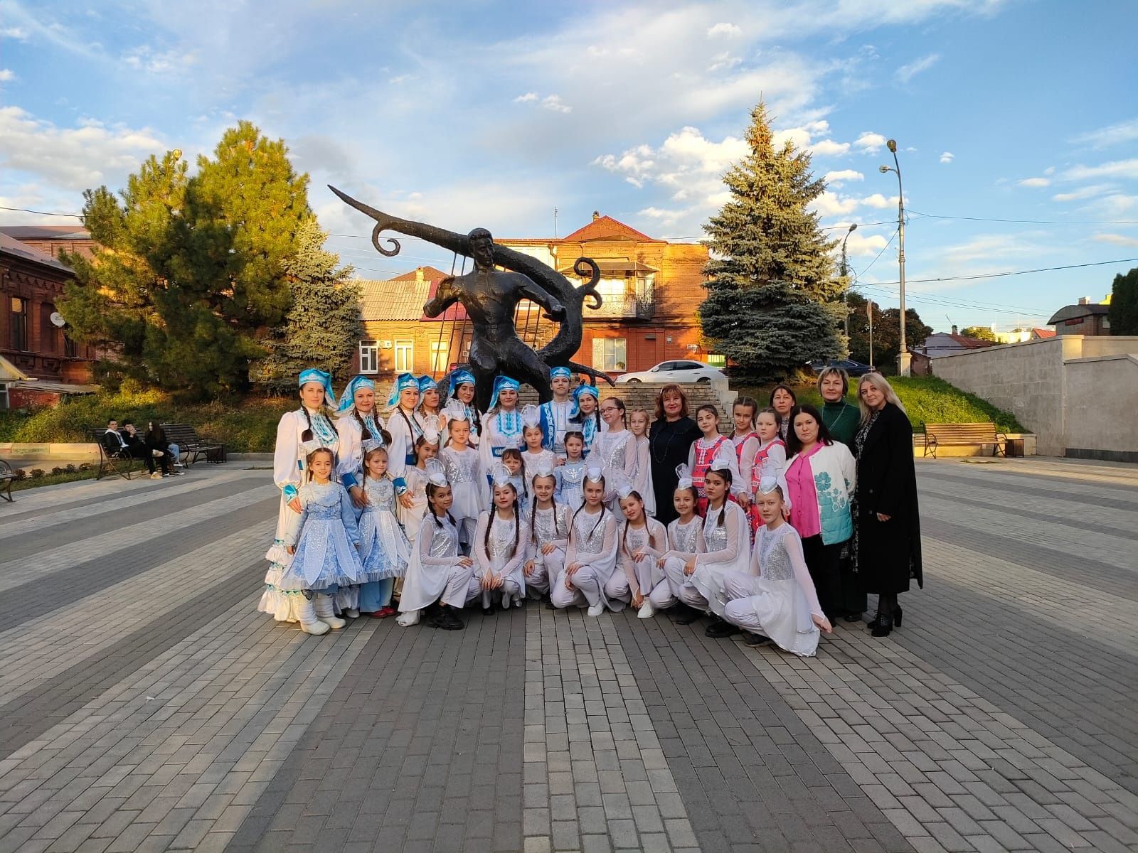 Участники международного инклюзивного фестиваля национальных культур «Алтын Майдан – Алания 2022» из Заинска посетили военный госпиталь