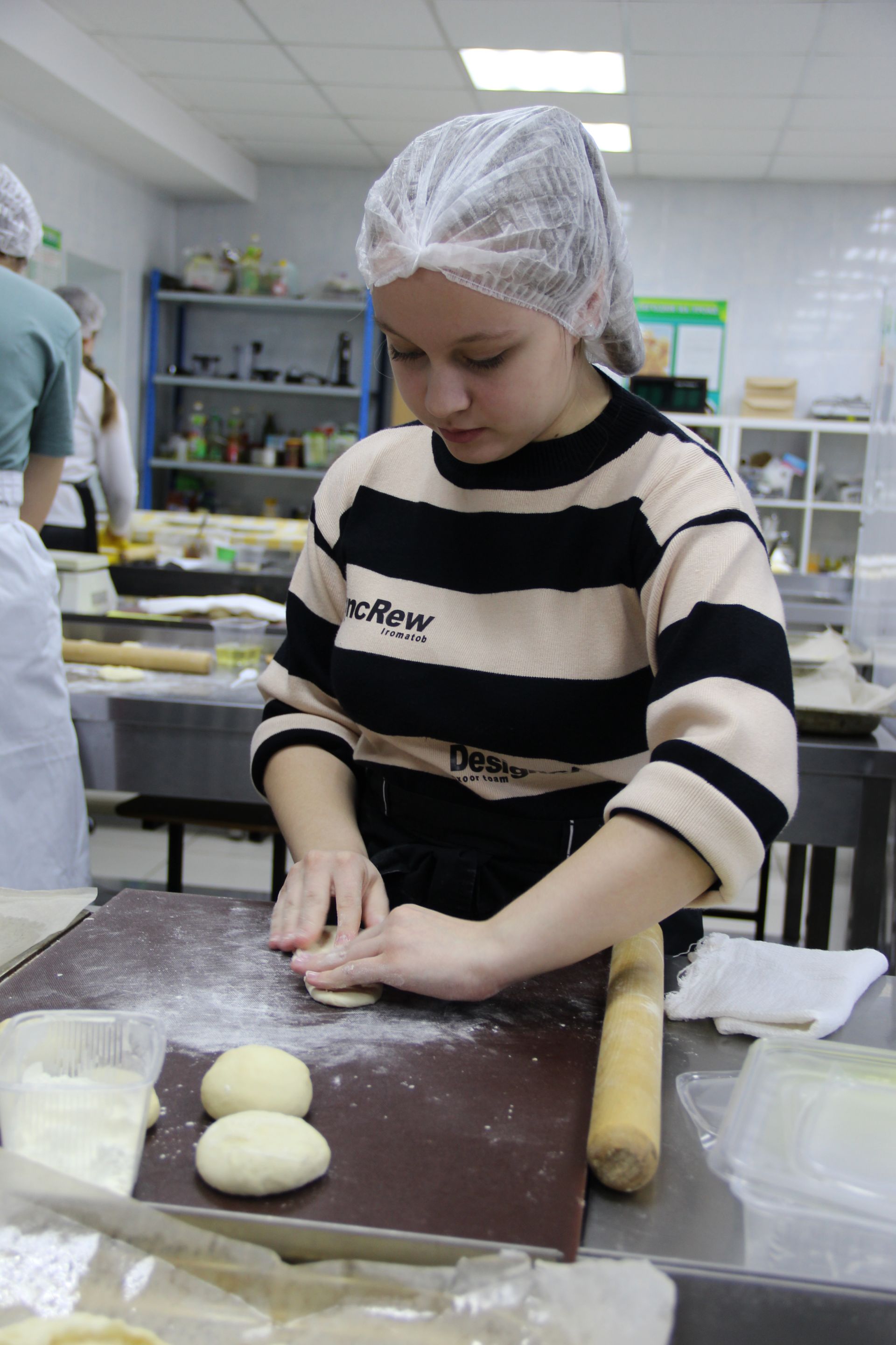 Заинская школьница поделилась секретом приготовления красивой булочки