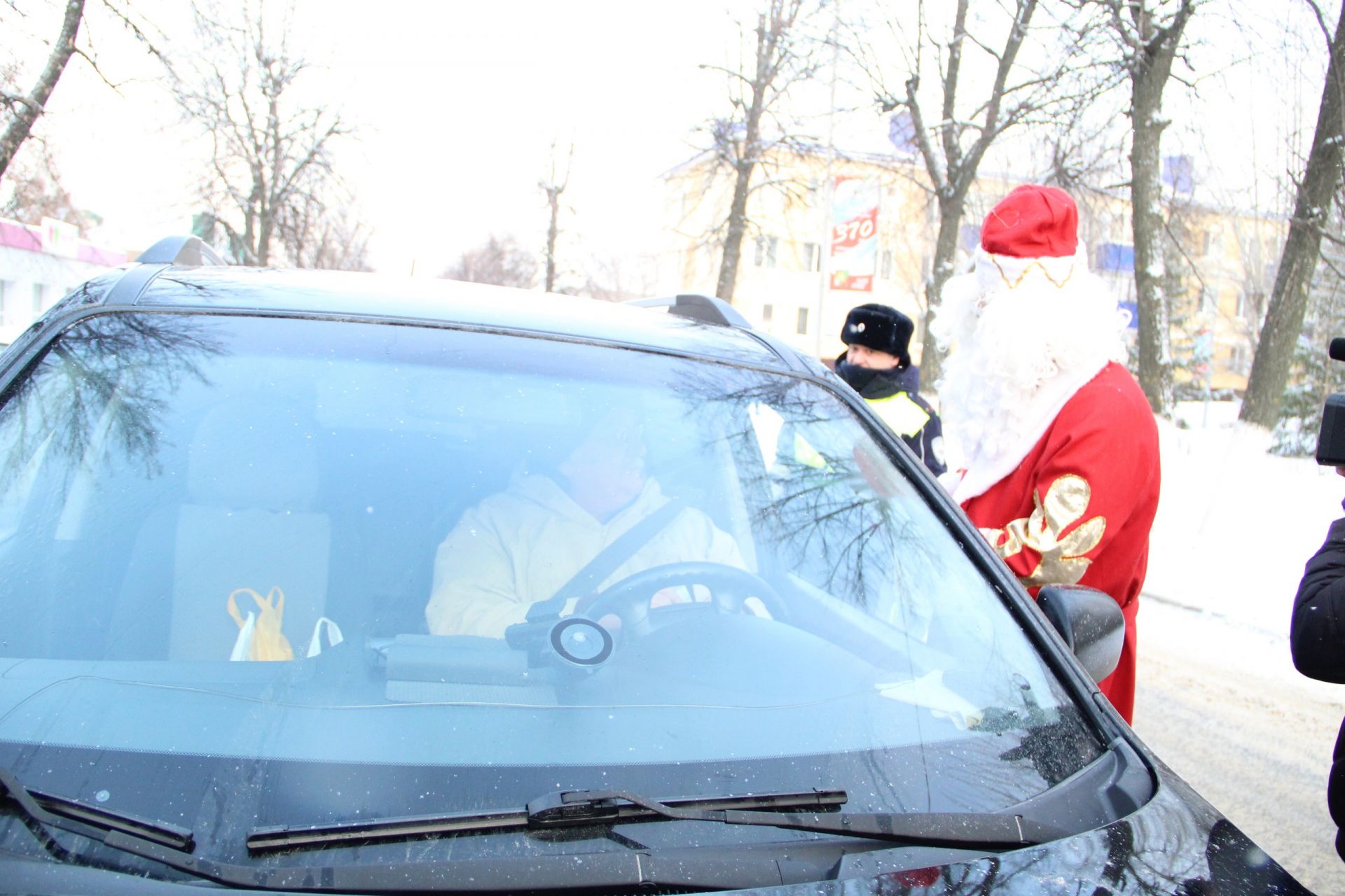 В Заинске Дед Мороз вышел патрулировать улицы