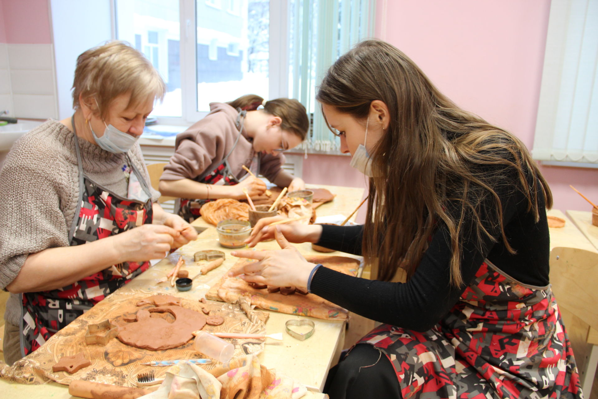 Заинский мастер гончарного мастерства Лилия Кузьмина делится своим талантом с детьми