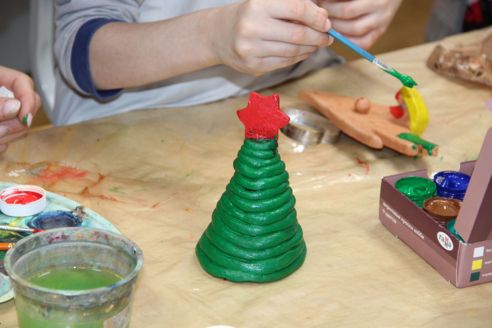 Заинский мастер гончарного мастерства Лилия Кузьмина делится своим талантом с детьми