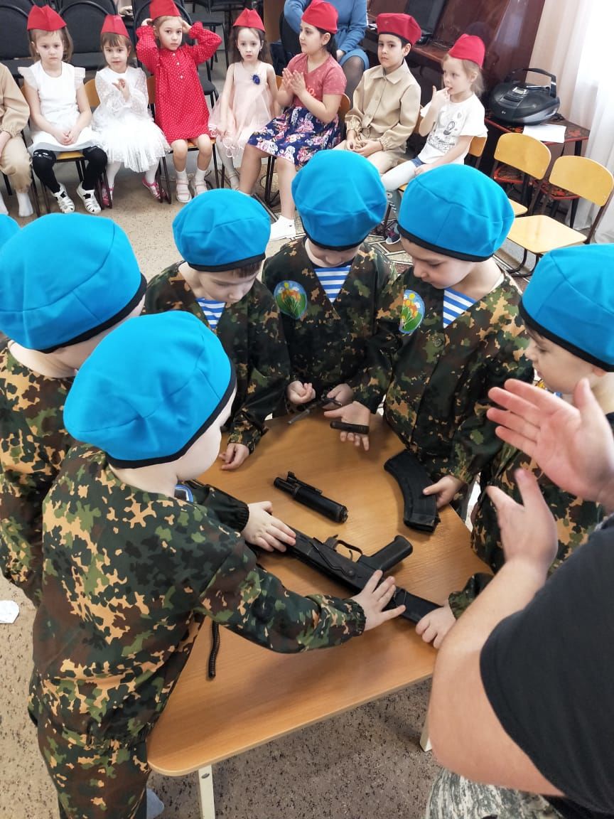 Заинских дошколят научили делать армейскую зарядку