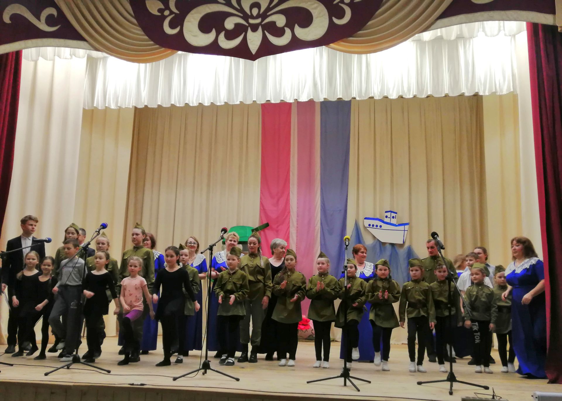 В микрорайоне Мирный состоялся концерт, посвященный Дню защитника Отечества