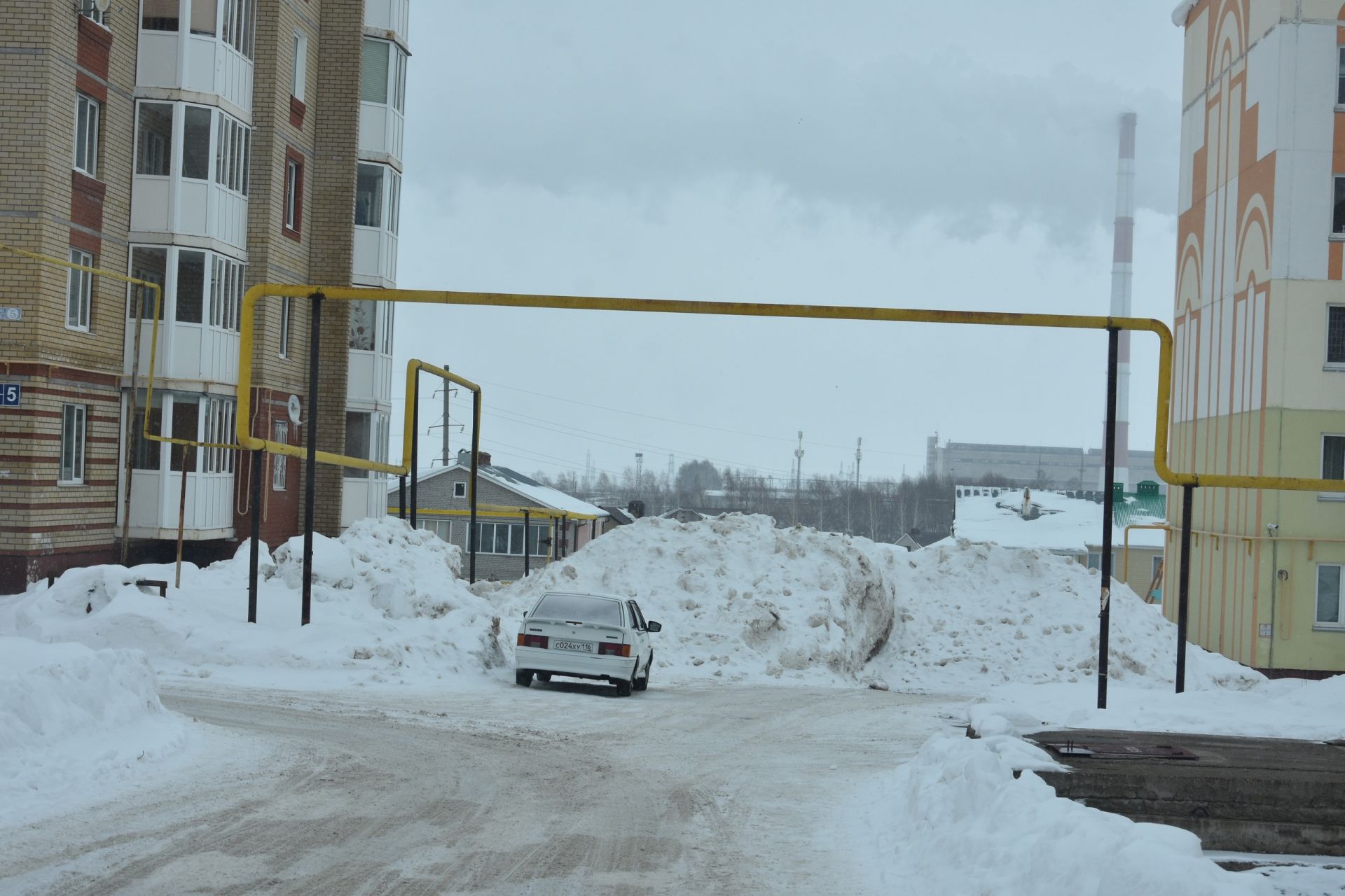 Снег, сосульки и мусор: глава Заинского района проверил состояние дворовых территорий