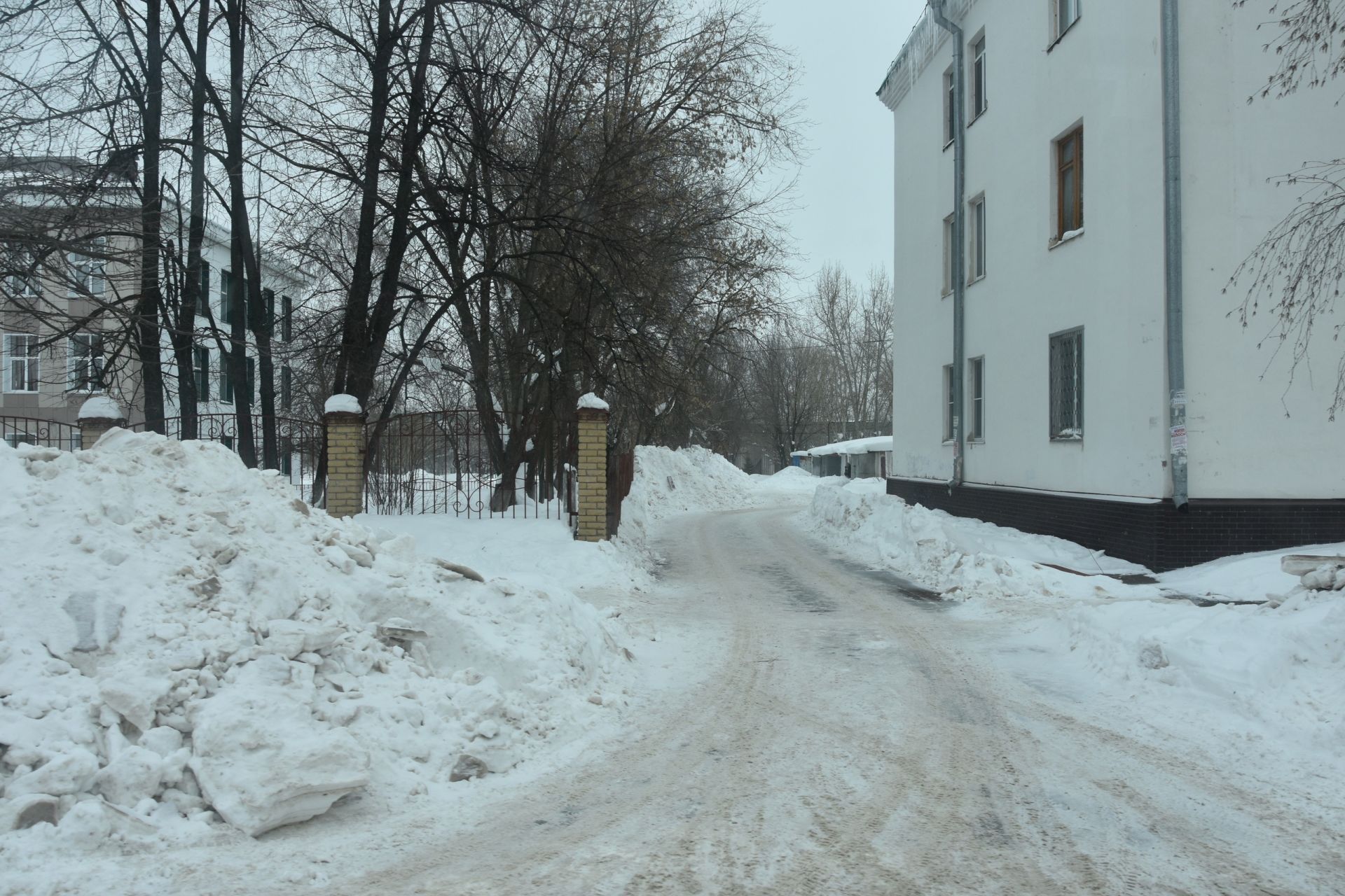 Снег, сосульки и мусор: глава Заинского района проверил состояние дворовых территорий