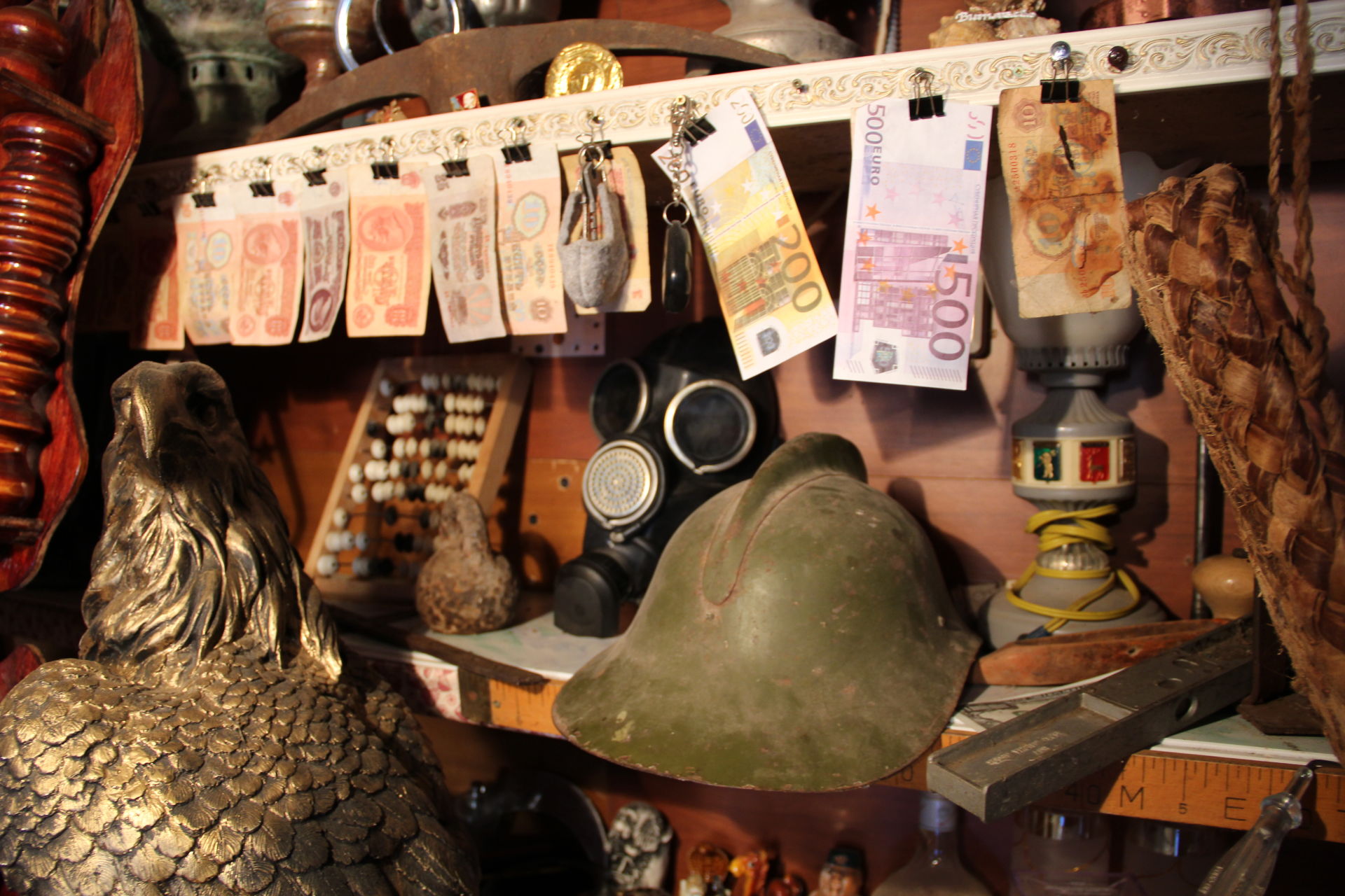 Житель Заинска создает сундуки и коллекционирует предметы старины