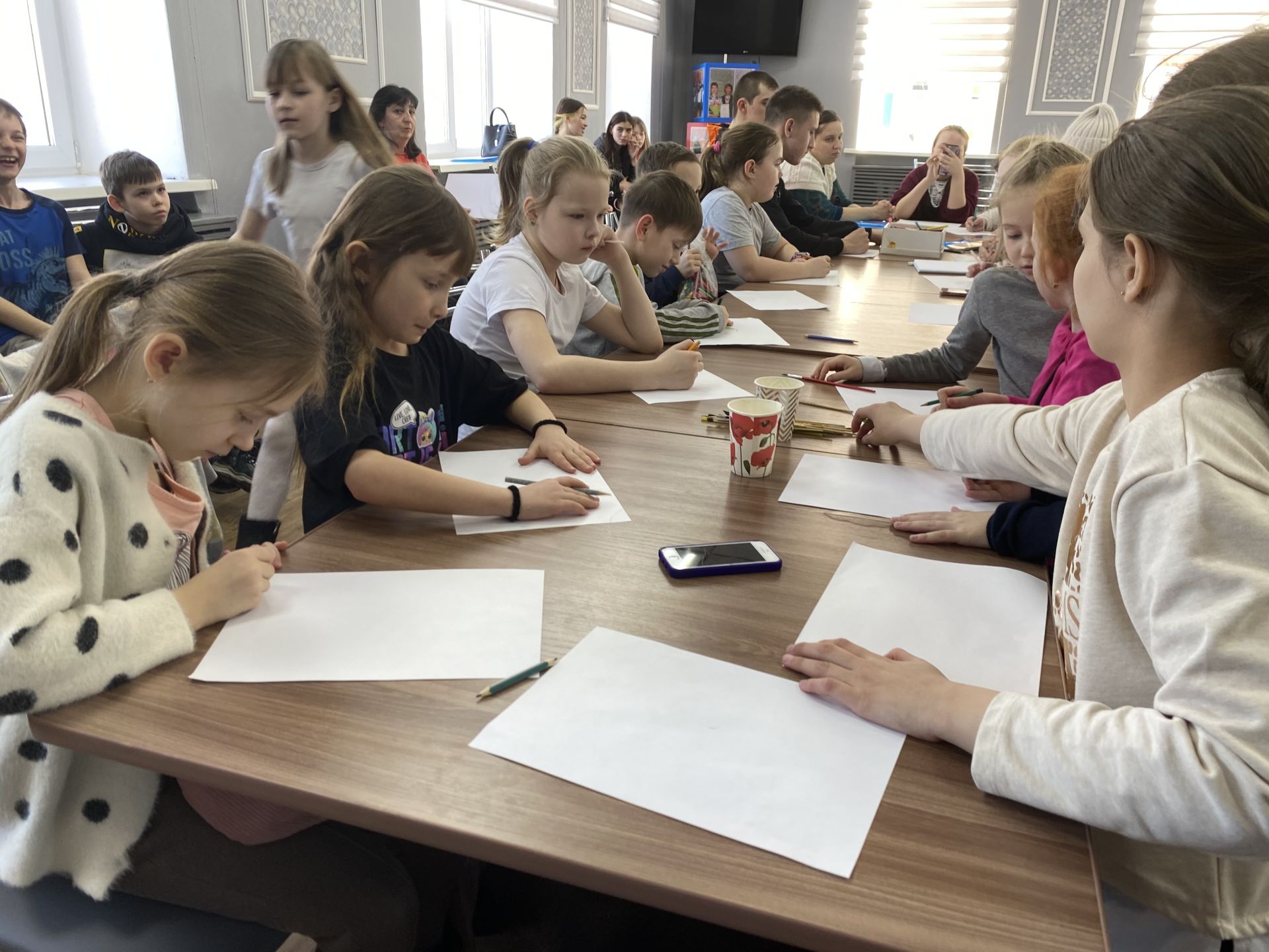 Посетители центра "Радость” приняли участие в конкурсе рисунков в рамках акции "Крымская весна"