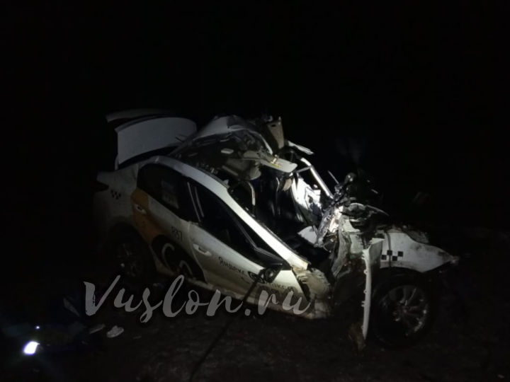В аварии на трассе в Татарстане погибли водитель такси и его пассажир