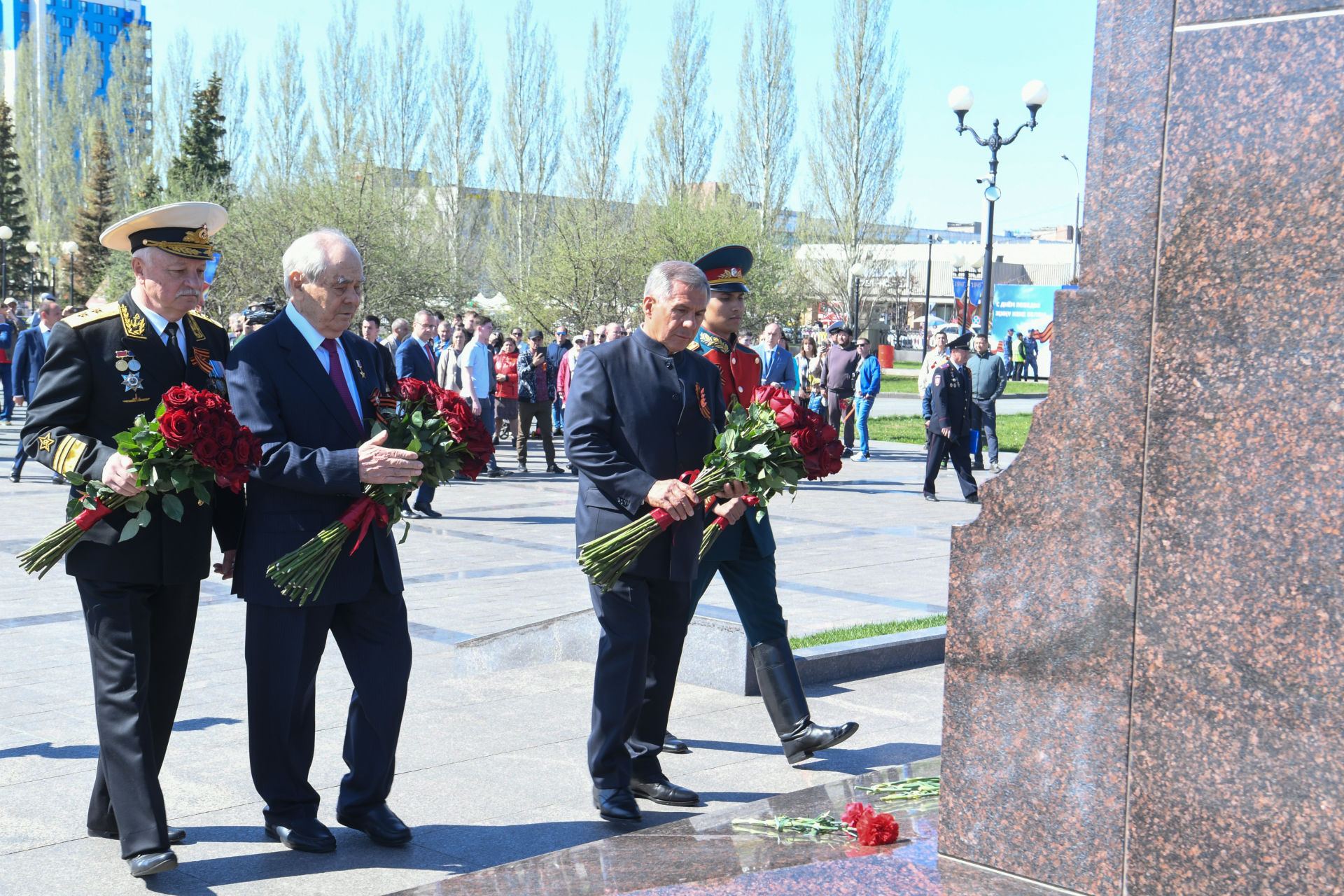 Рустам Минниханов возложил цветы к Вечному огню в казанском парке Победы