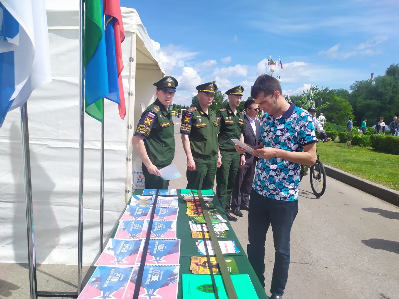 В Заинск приезжал мобильный пункт призыва на военную службу по контракту