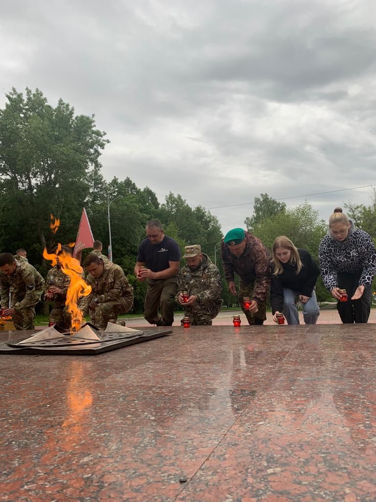 Заинцы поддержали традицию и возложили цветы к памятнику Воину-Освободителю  в 4 часа утра | 22.06.2022 | Заинск - БезФормата