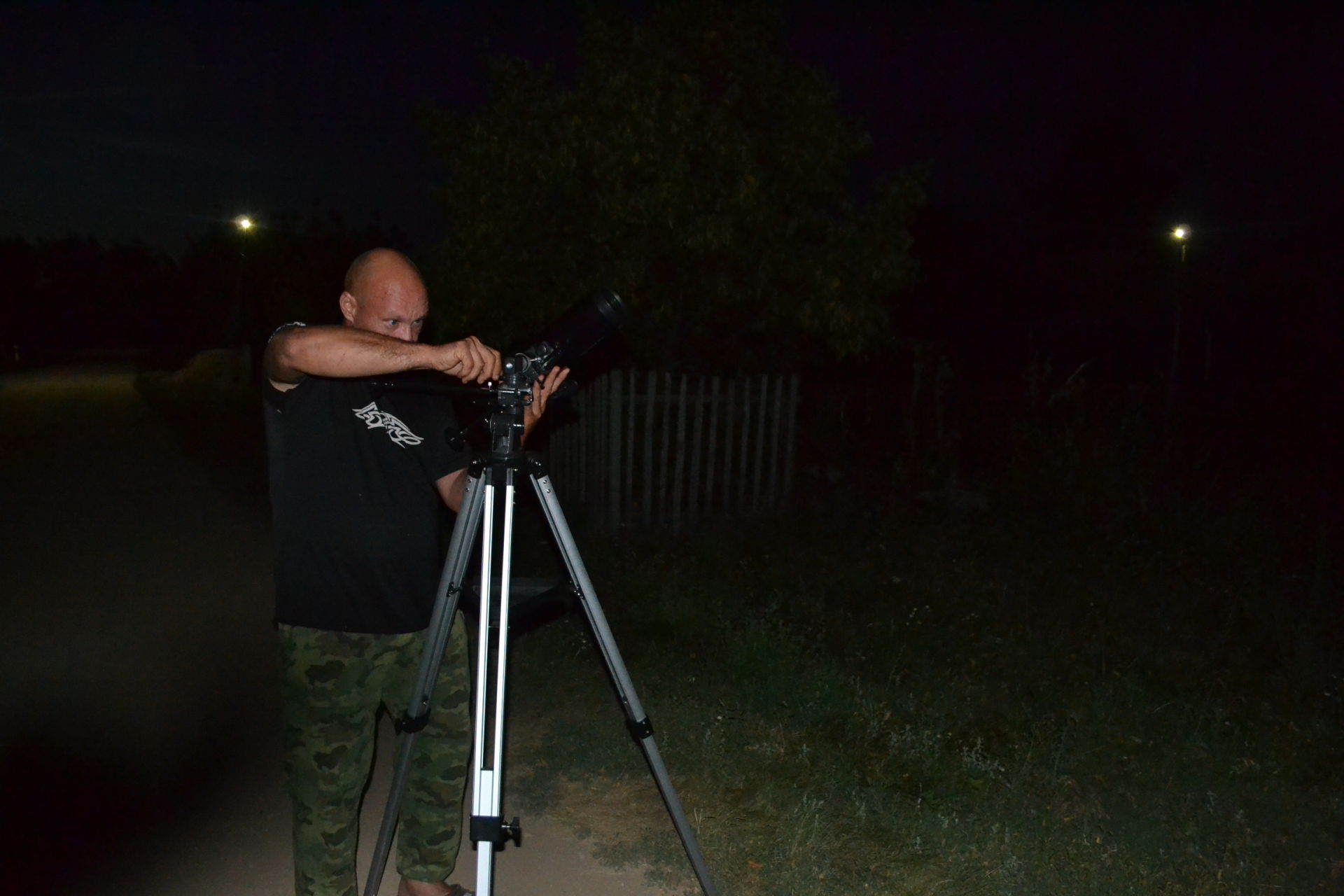 Заинцы семьями изучают ночное небо с помощью телескопа