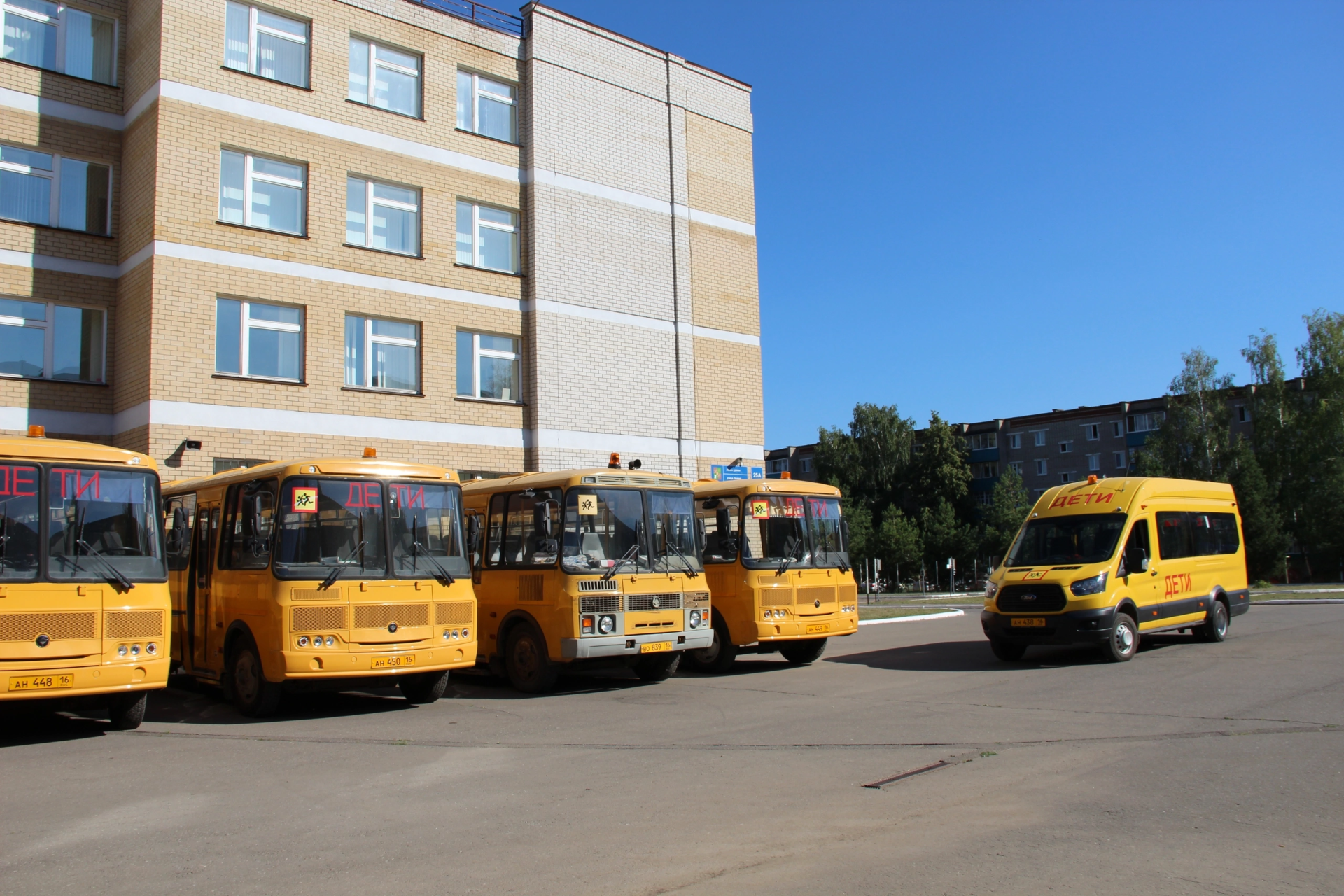 В Заинске школьные автобусы прошли проверку в преддверии нового учебного года