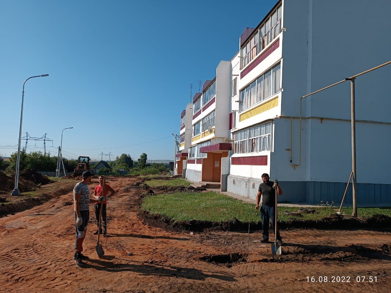 Территория двух домов села Поручиково обустраивается по программе «Наш двор»