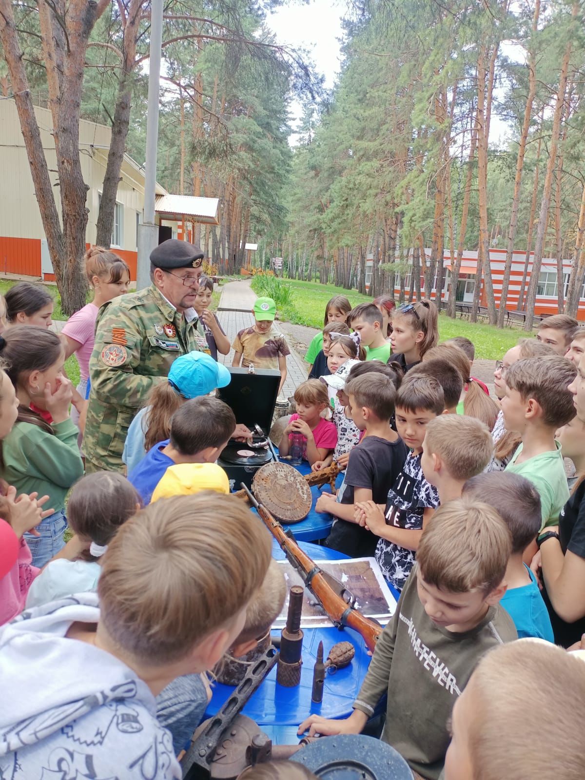 Детям, отдыхающим в лагере, показали находки с полей Великой Отечественной войны