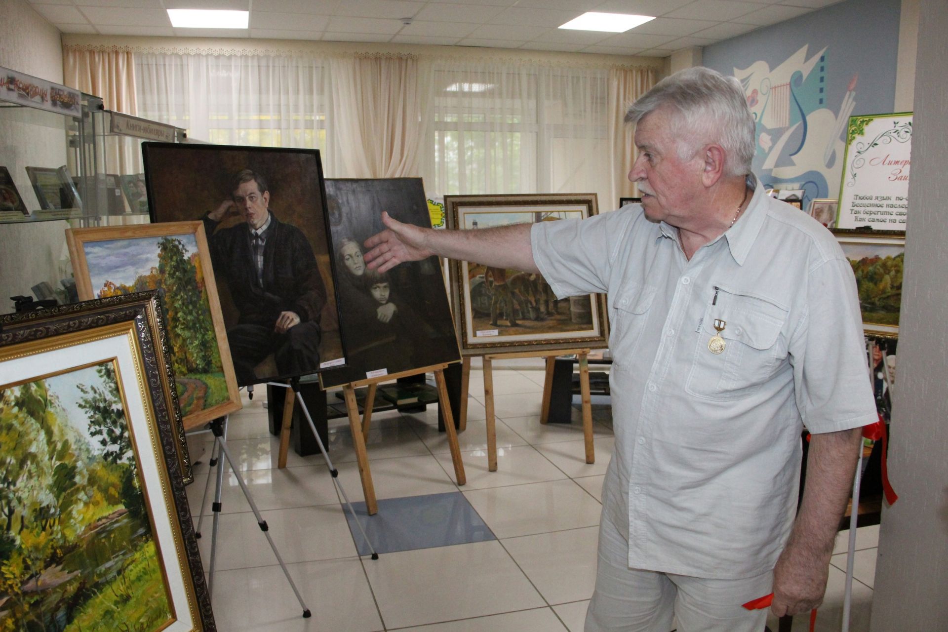 Художник Виктор Хрулев открыл выставку картин к своему 70-летию